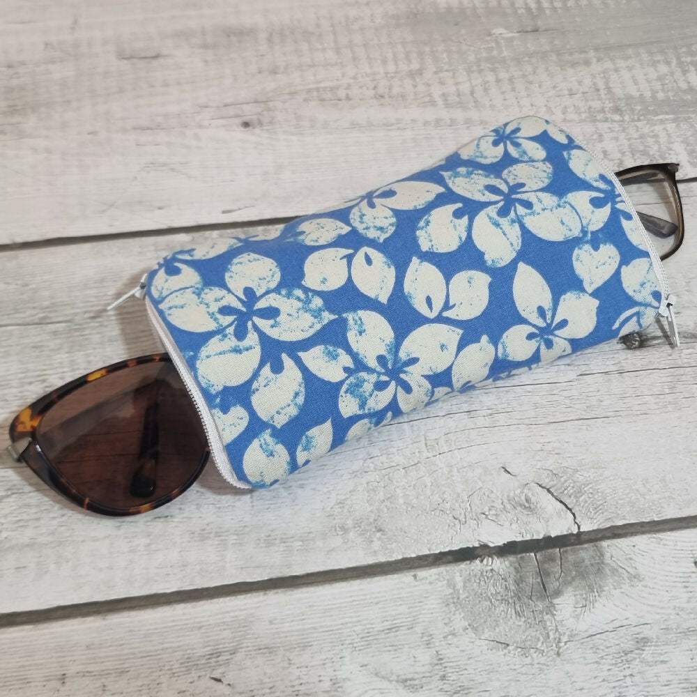 Upcycled double glasses pouch - tropical blue, white flowers