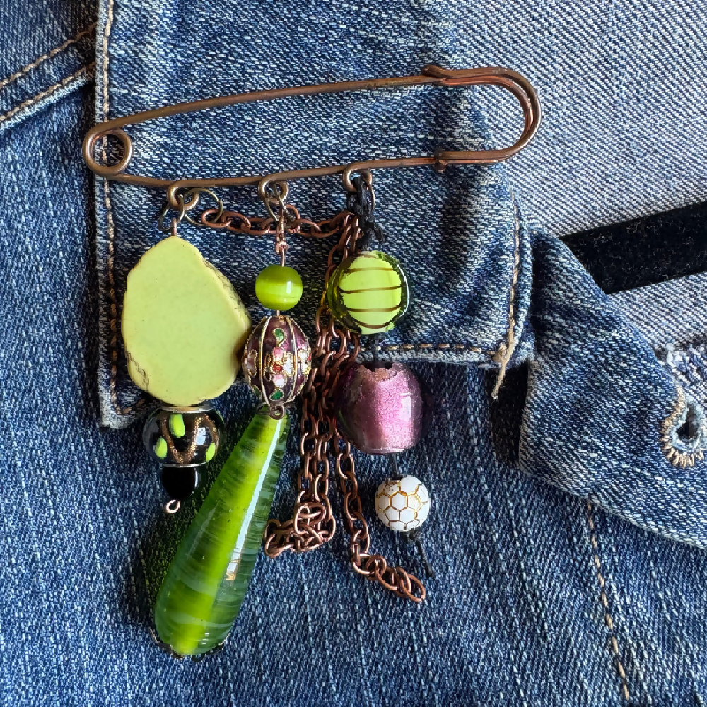 Kilt pin brooch, vintage green, by Leumesin Handmade