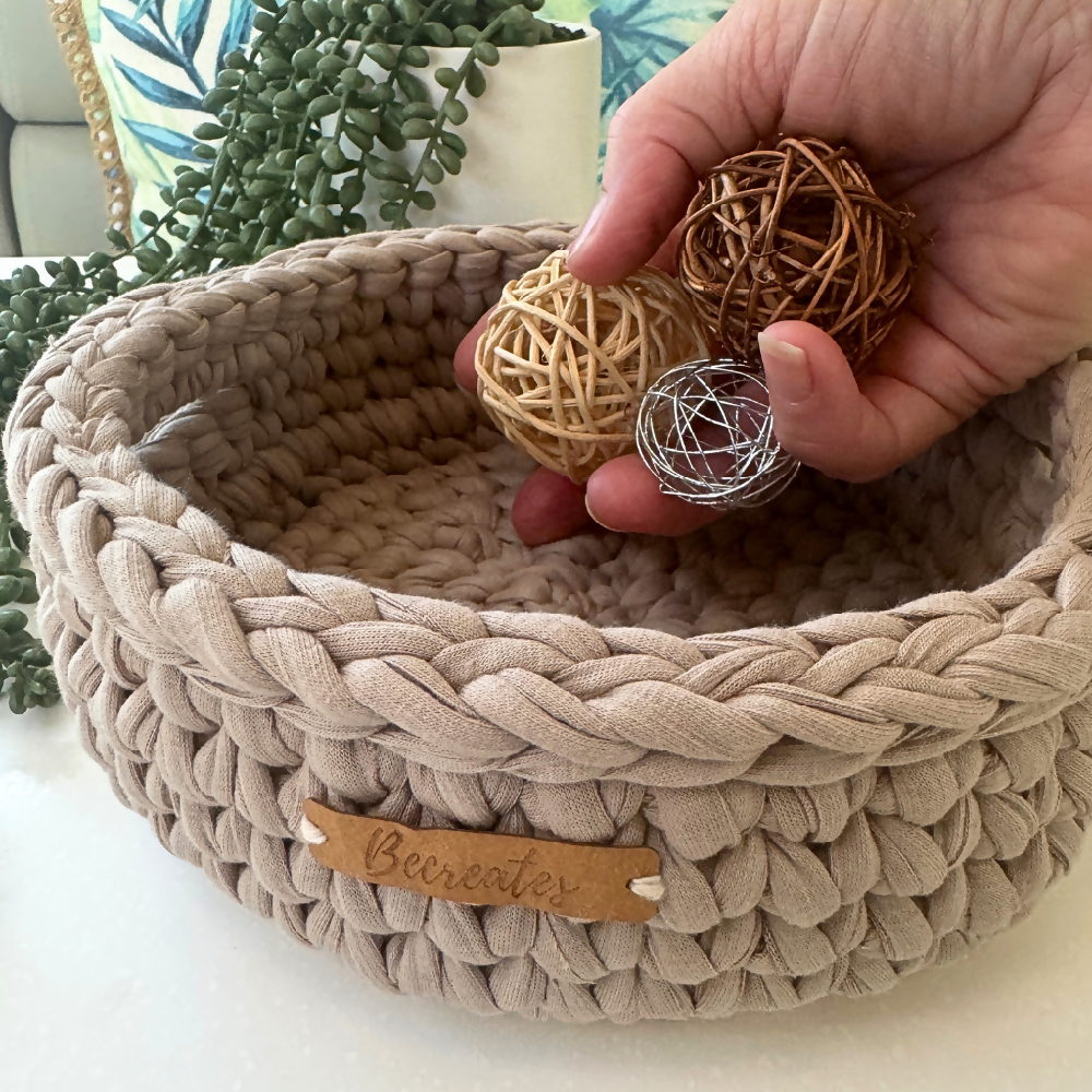 Becreates | Handmade Basket | Beige with handles | Medium | Recycled tshirt yarn