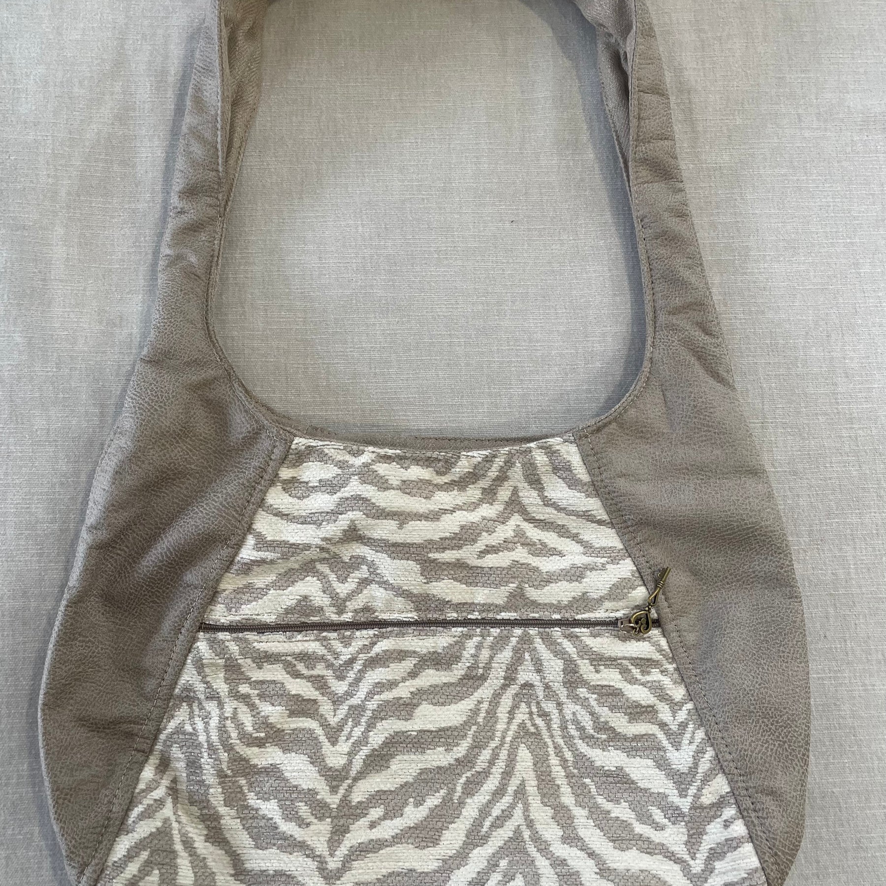 Beige Leather-look/White Tiger Slouch