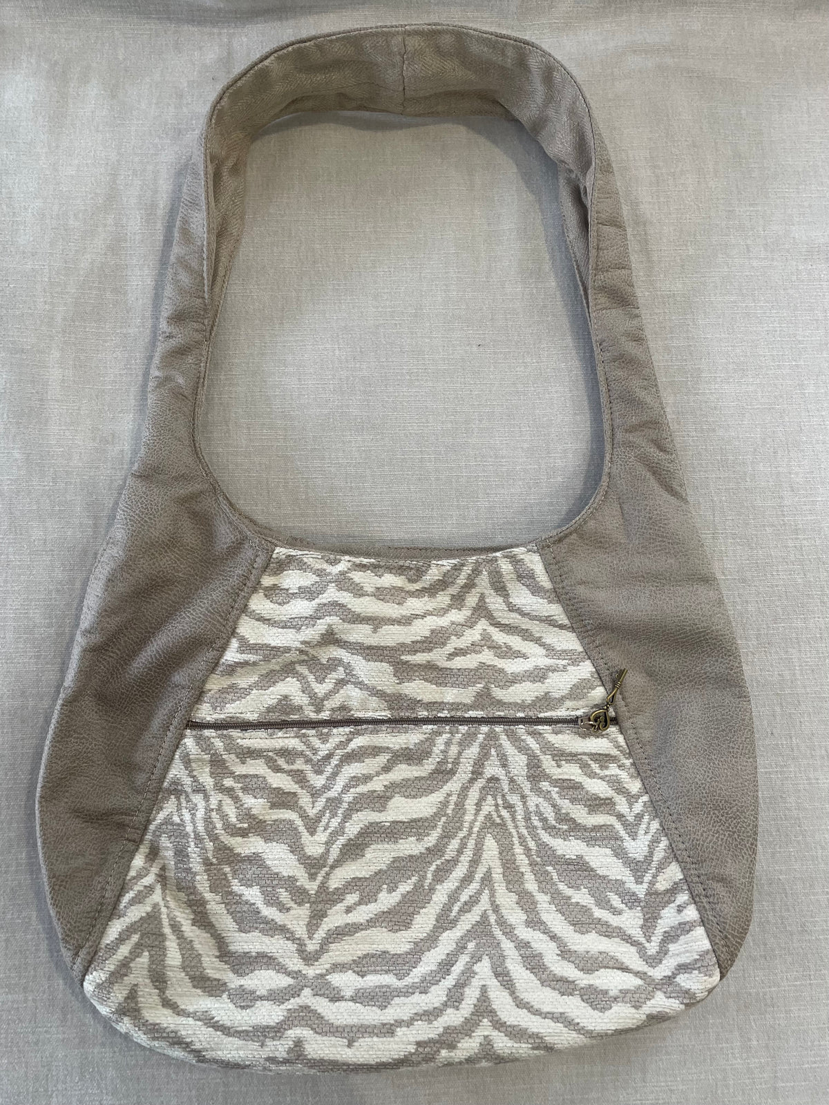 Beige Leather-look/White Tiger Slouch