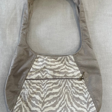 Beige Leather-look/White Tiger Slouch