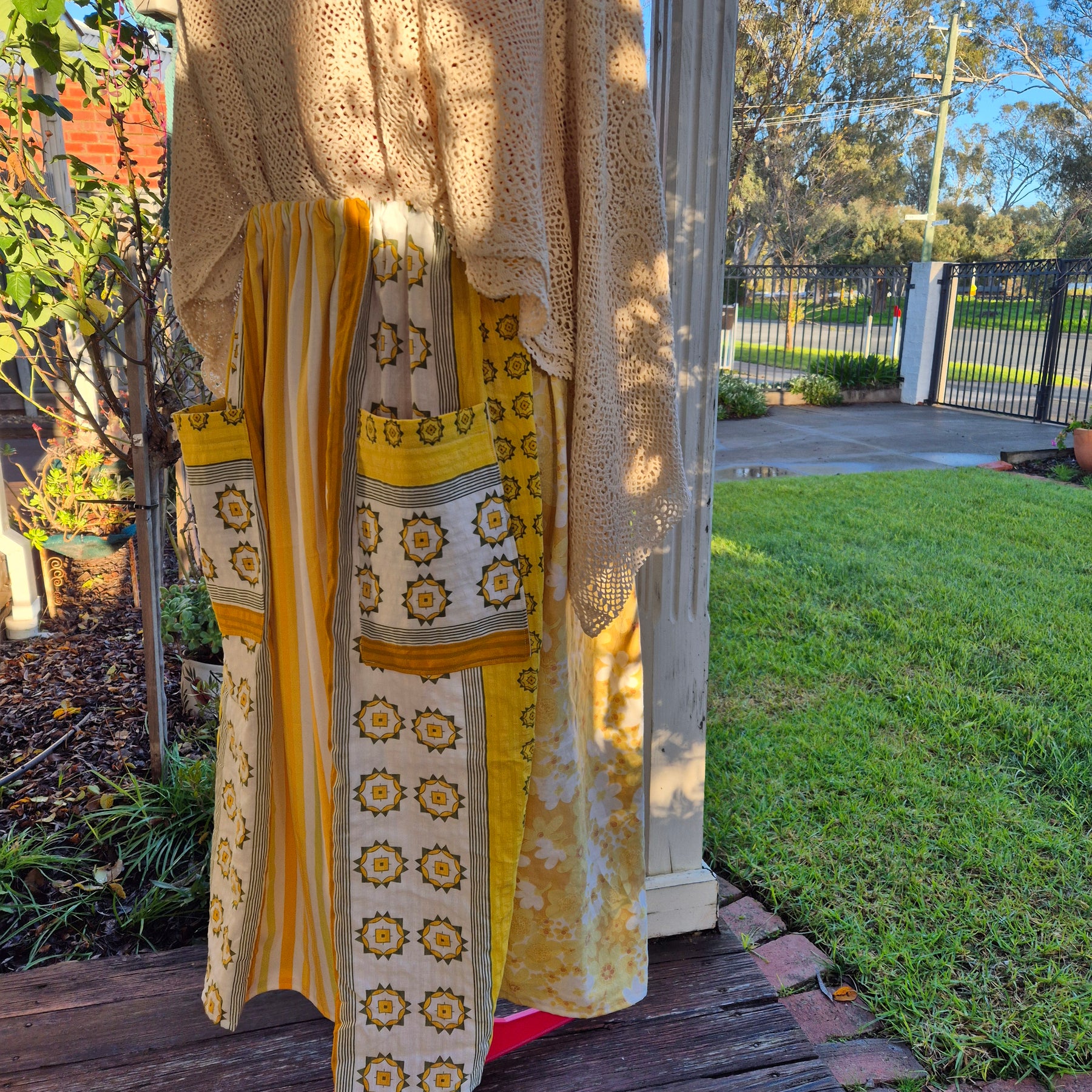 Yellow style skirt, pockets, M 12-16, elastic waist