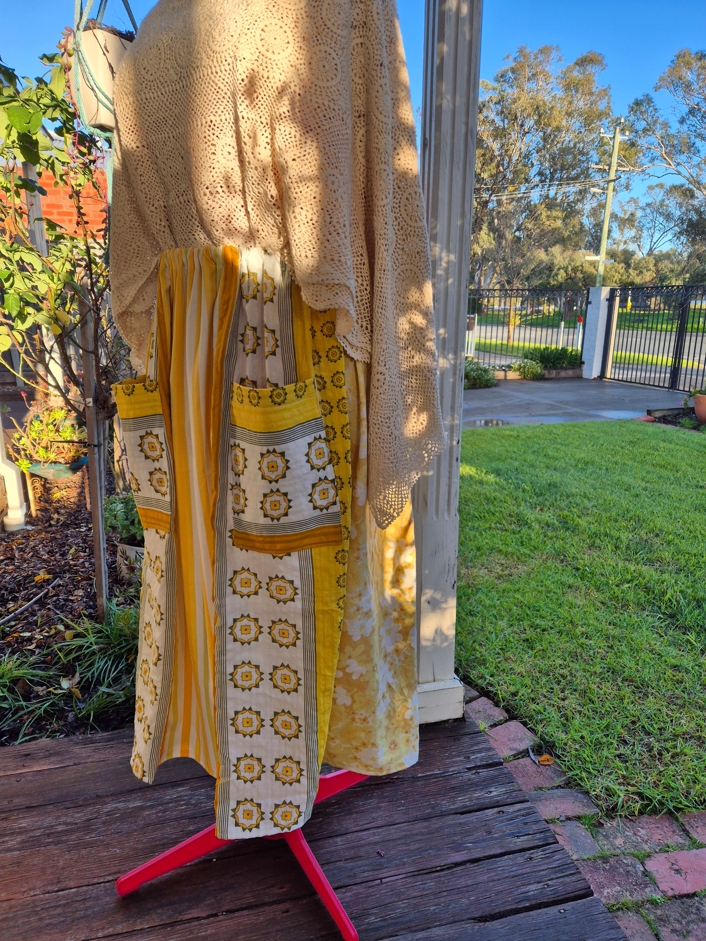 Yellow style skirt, pockets, M 12-16, elastic waist
