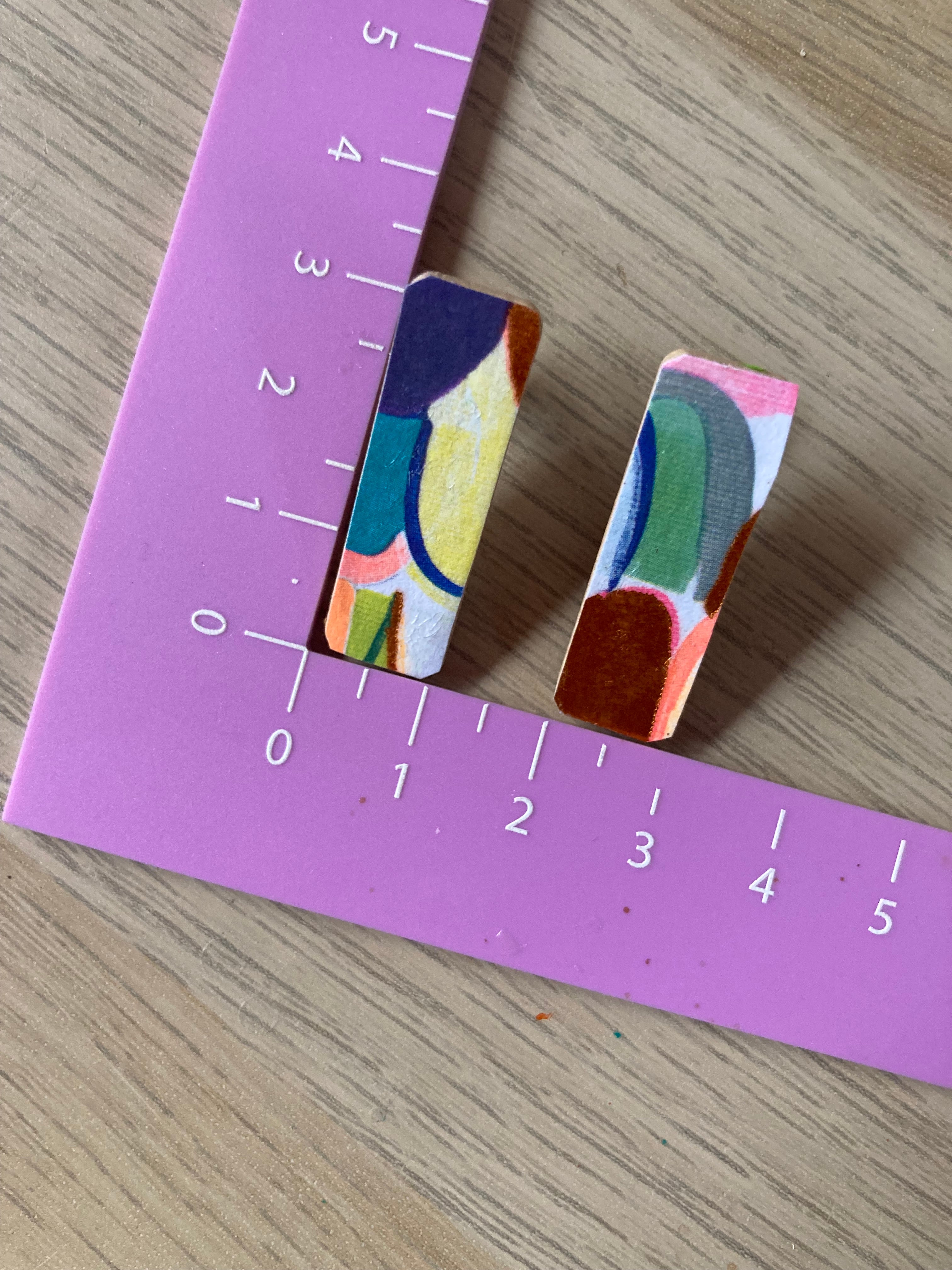 Multi-color bar studs