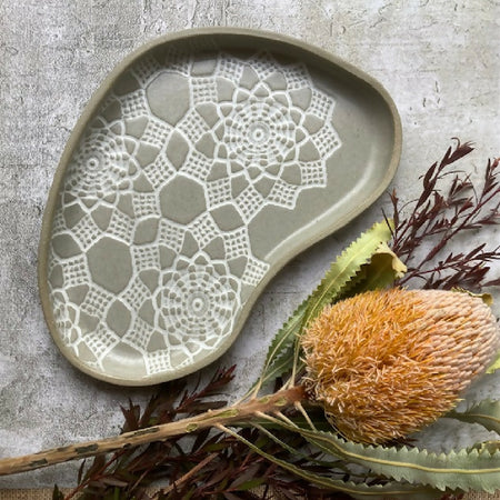 Stoneware serving plate|Bean-shaped form|Vintage doily imprint|Geometric floral