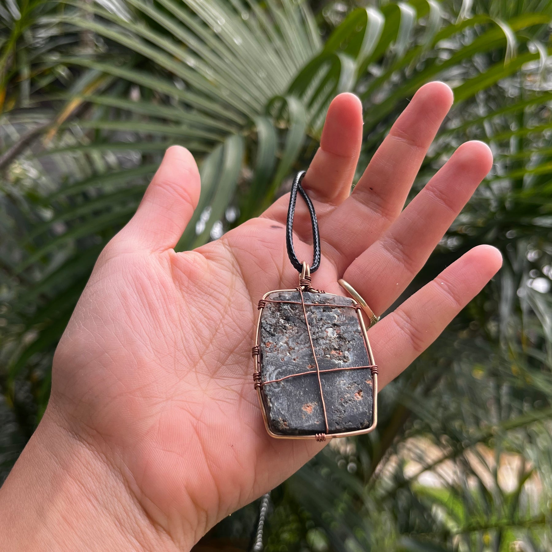 Agate and bronze pendant