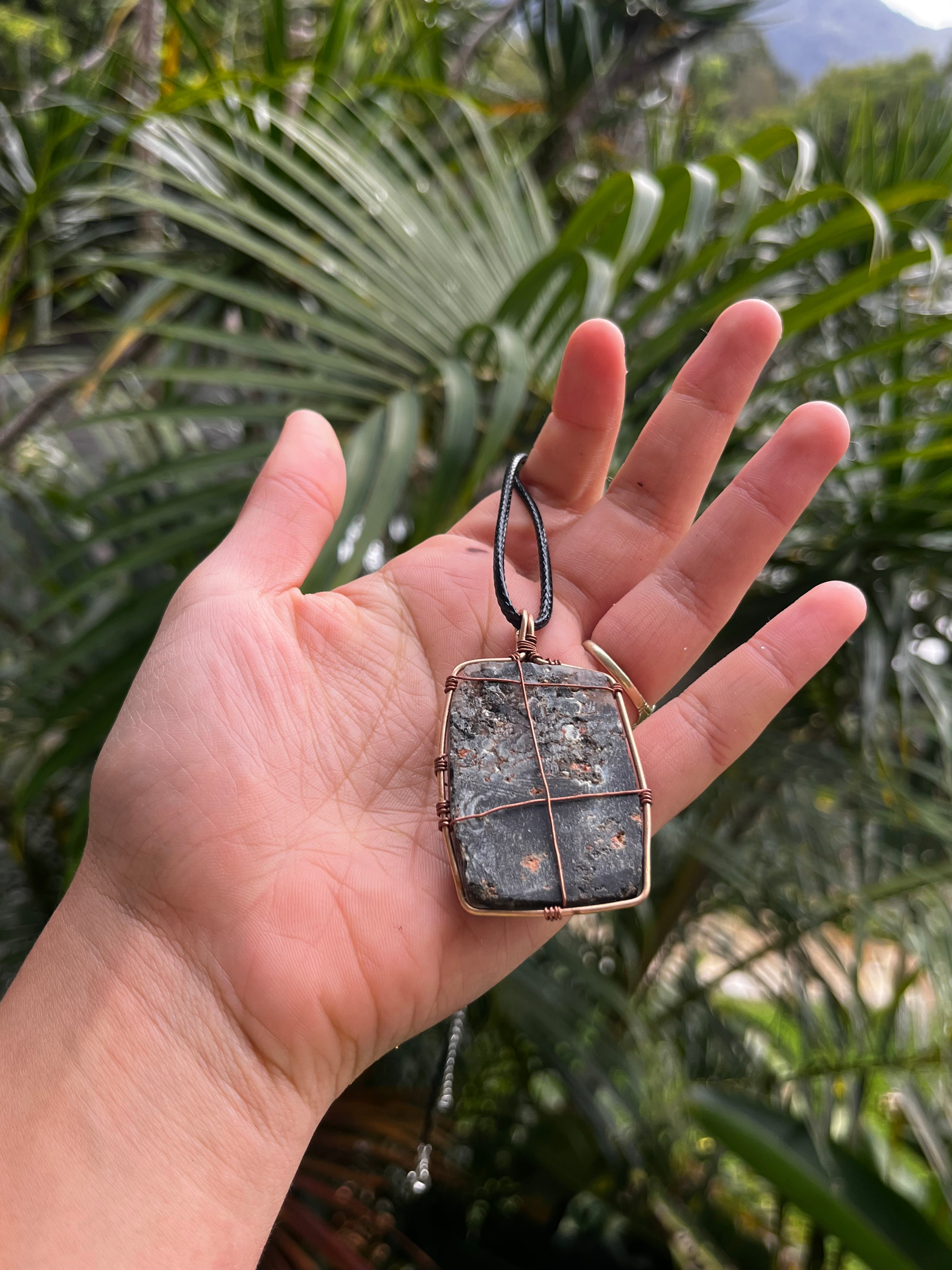 Agate and bronze pendant