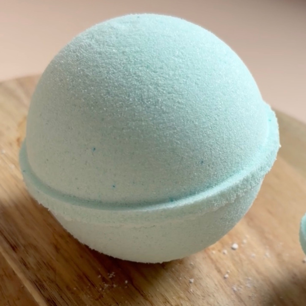 Coconut Breeze Bath Bomb | Coconut, Vanilla & Caramel — 6.4cm