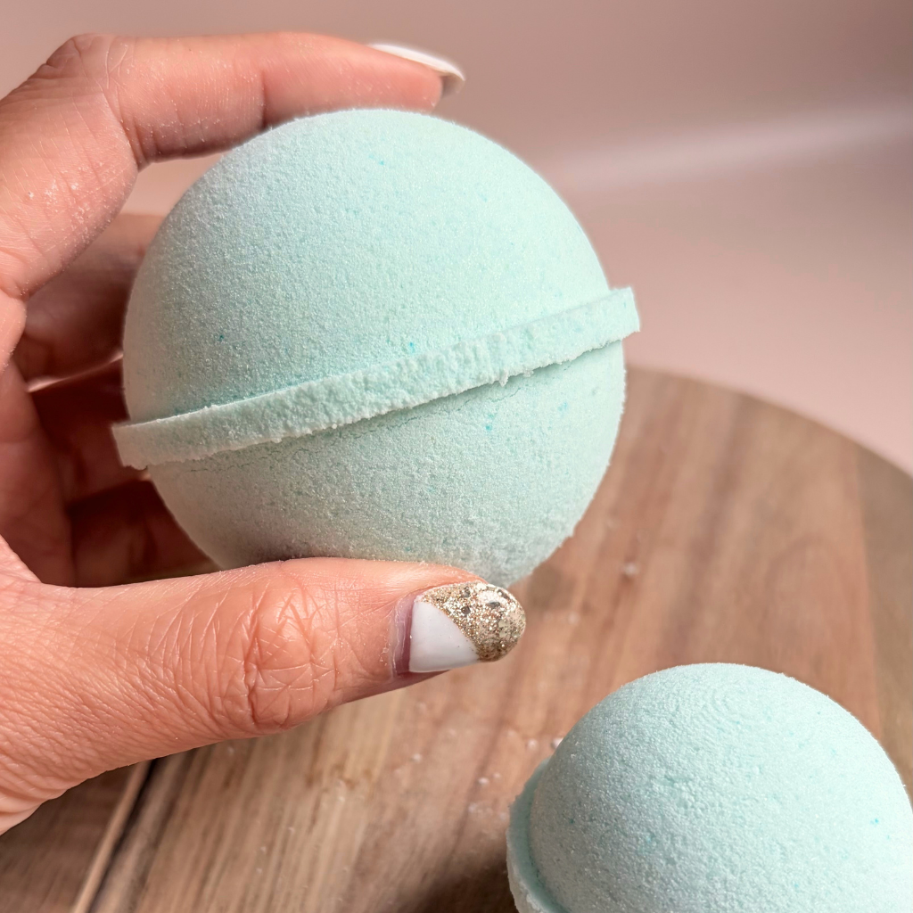 Coconut Breeze Bath Bomb | Coconut, Vanilla & Caramel — 6.4cm