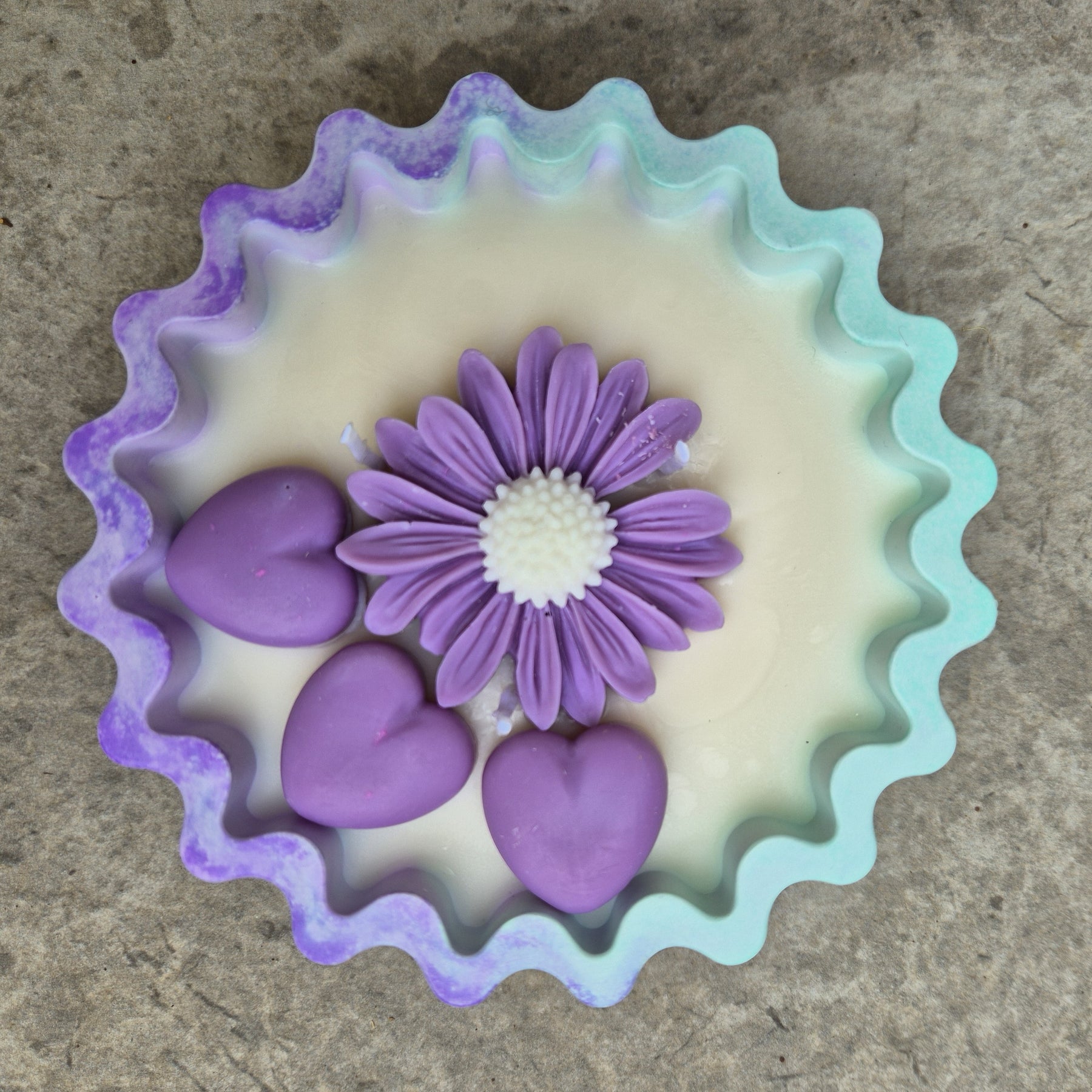 Soy wax eco-concrete bowl candle with sandalwood and rose fragrance