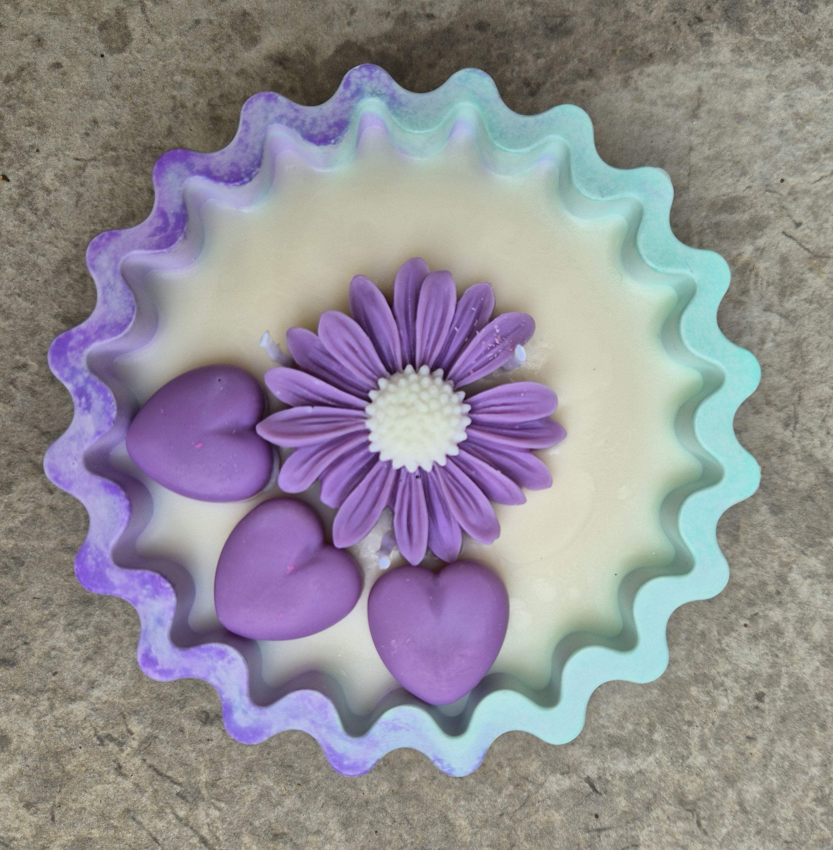 Soy wax eco-concrete bowl candle with sandalwood and rose fragrance