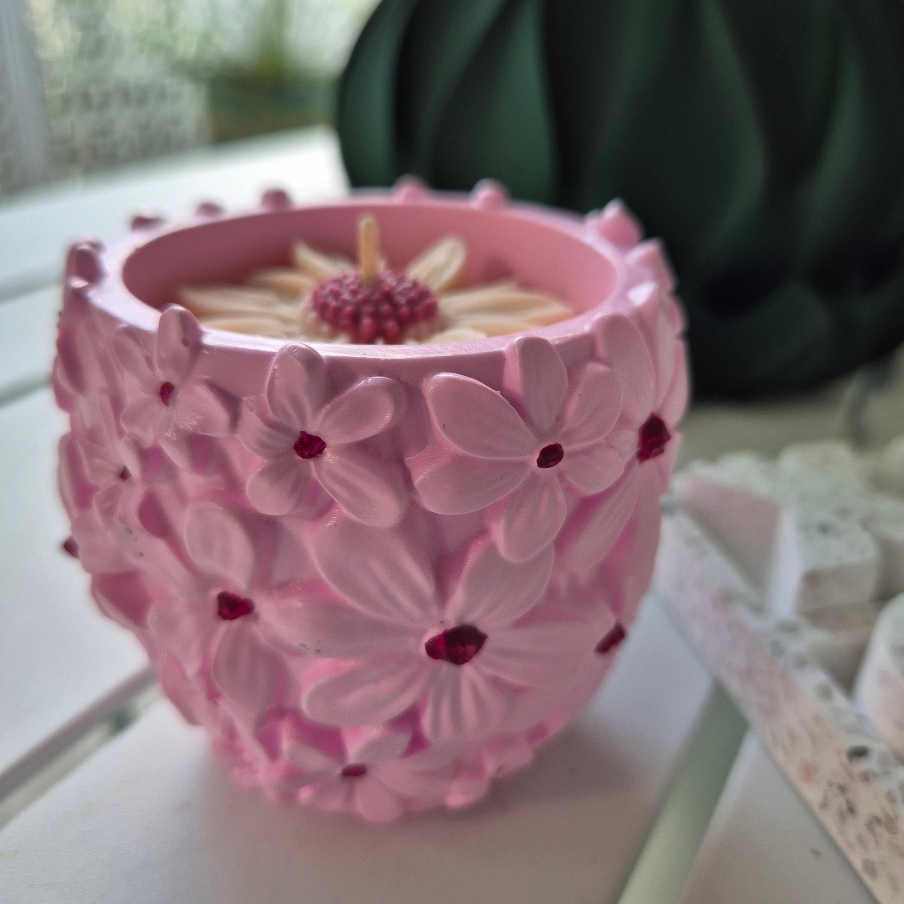 Concrete soy wax 3D daisy tub candle scented with gardenia
