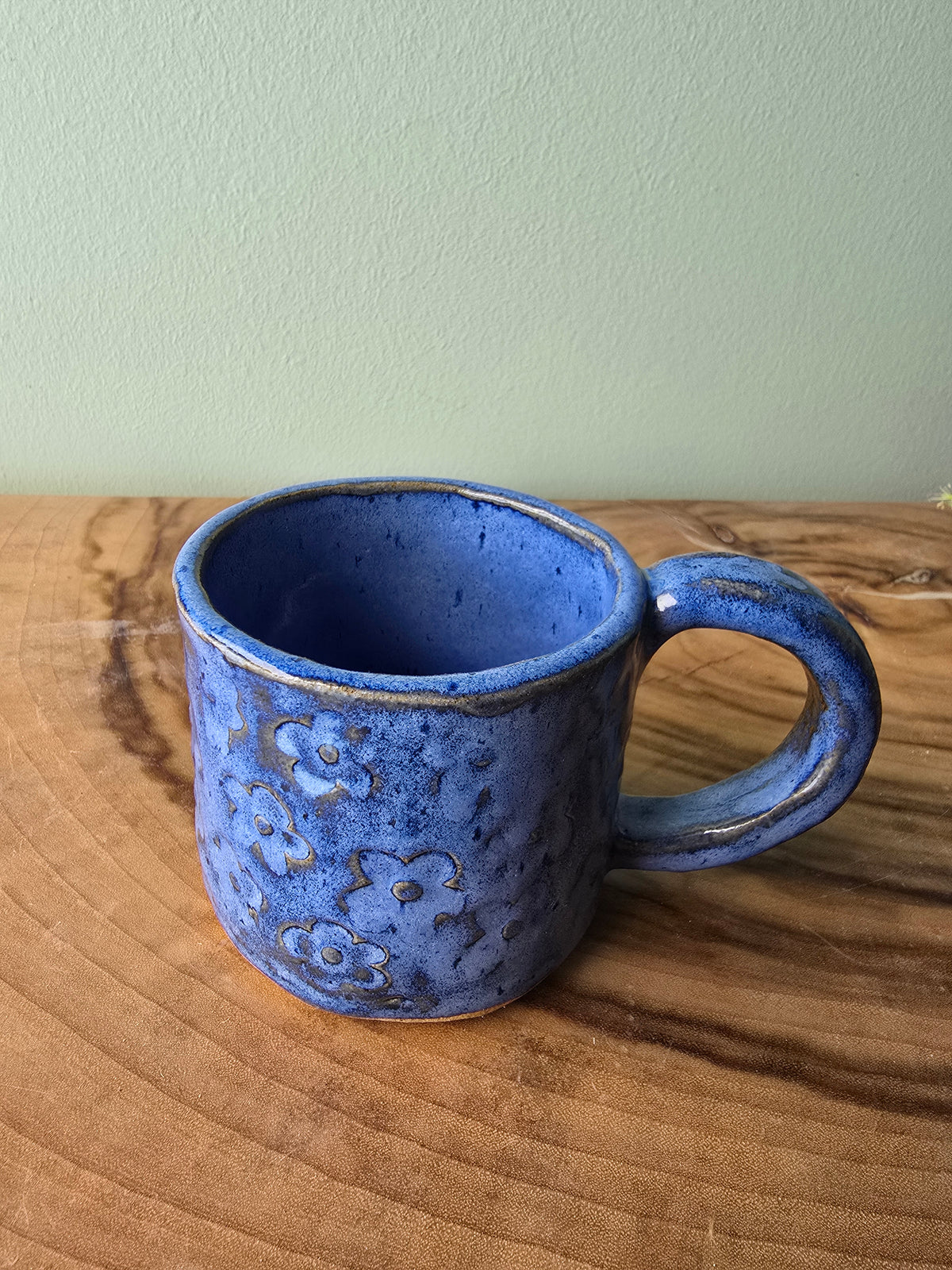 Cornflower blue daisy cup