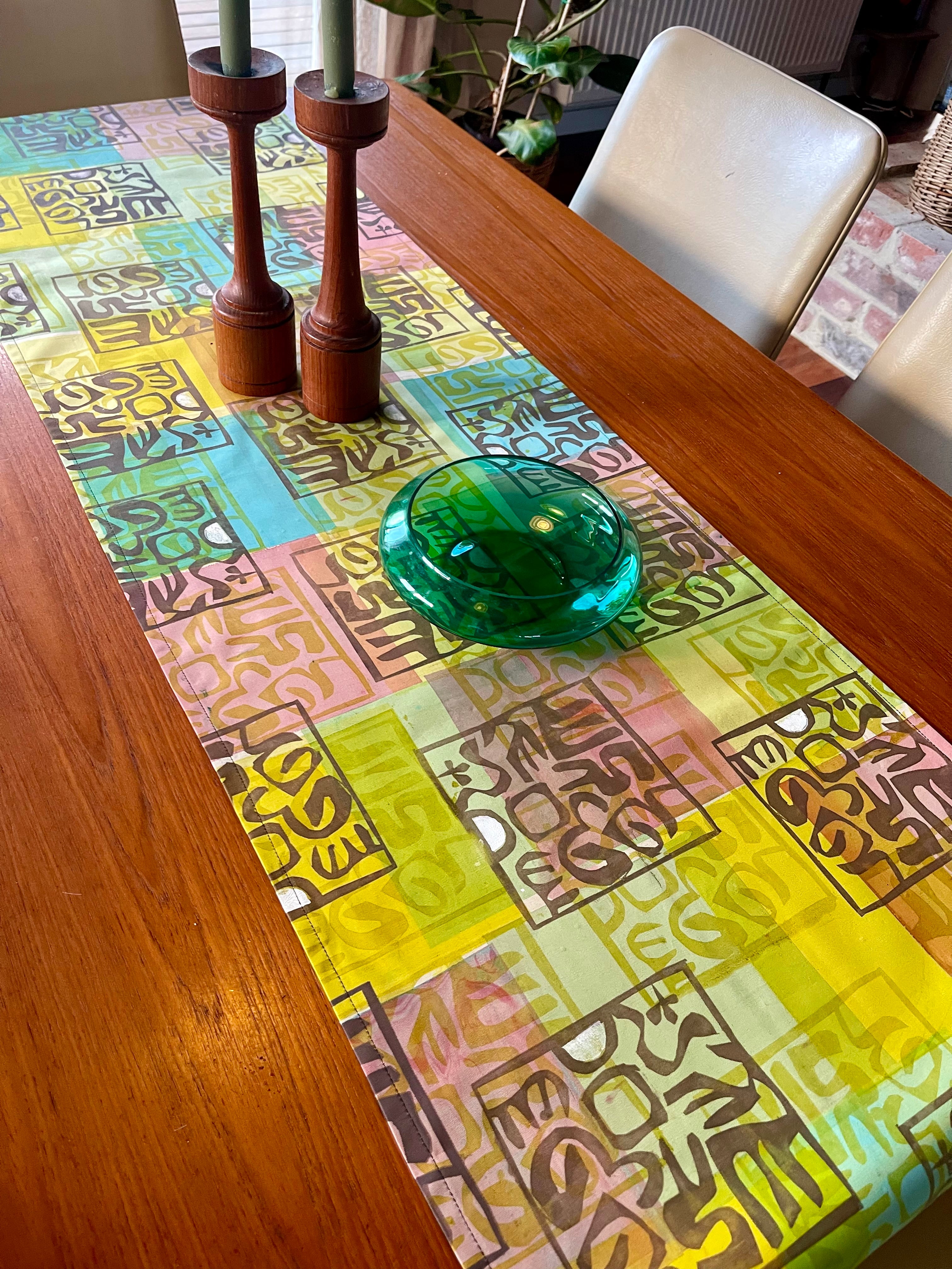 Table runner - Line bronze turquoise motif design