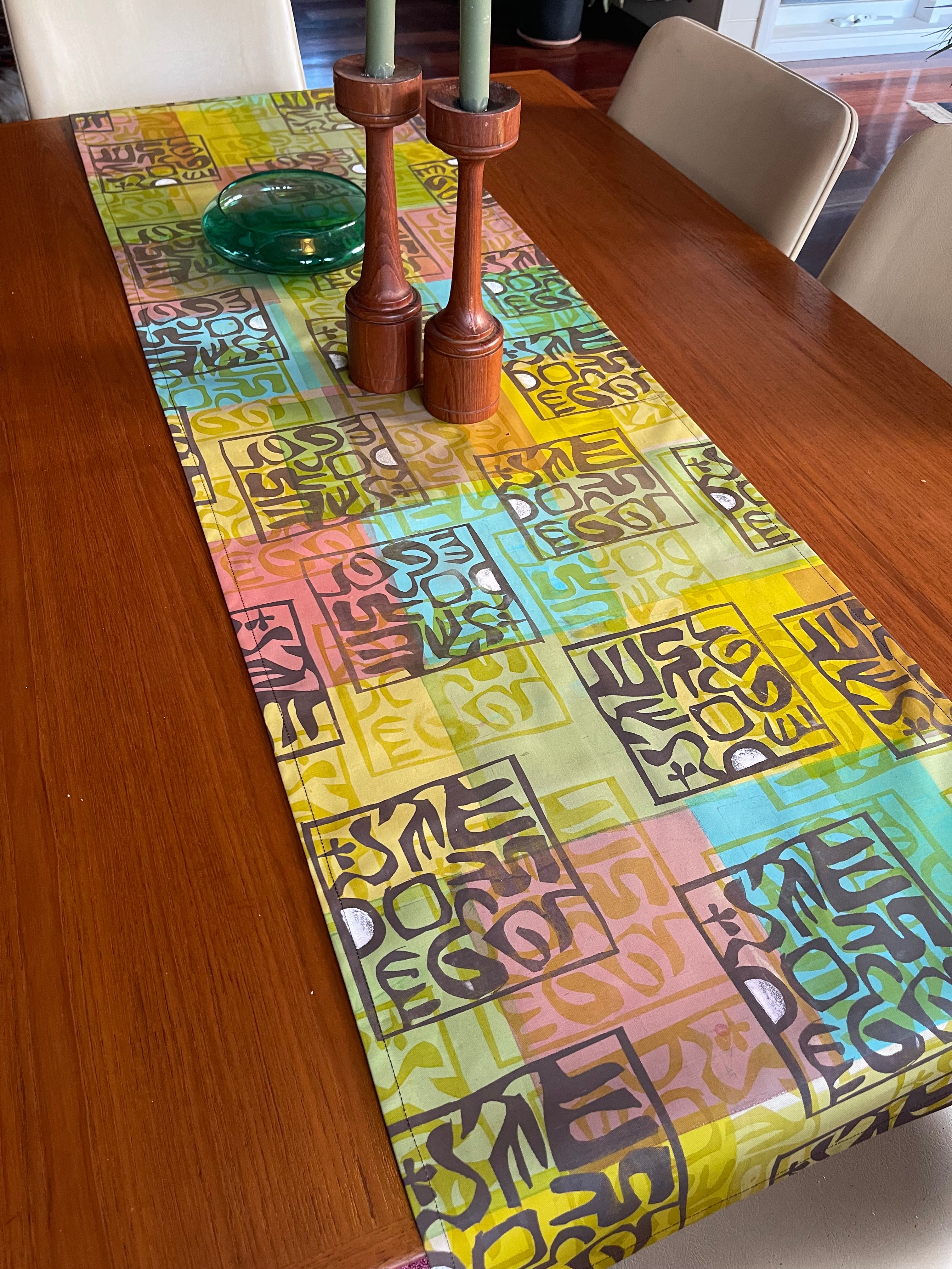 Table runner - Line bronze turquoise motif design