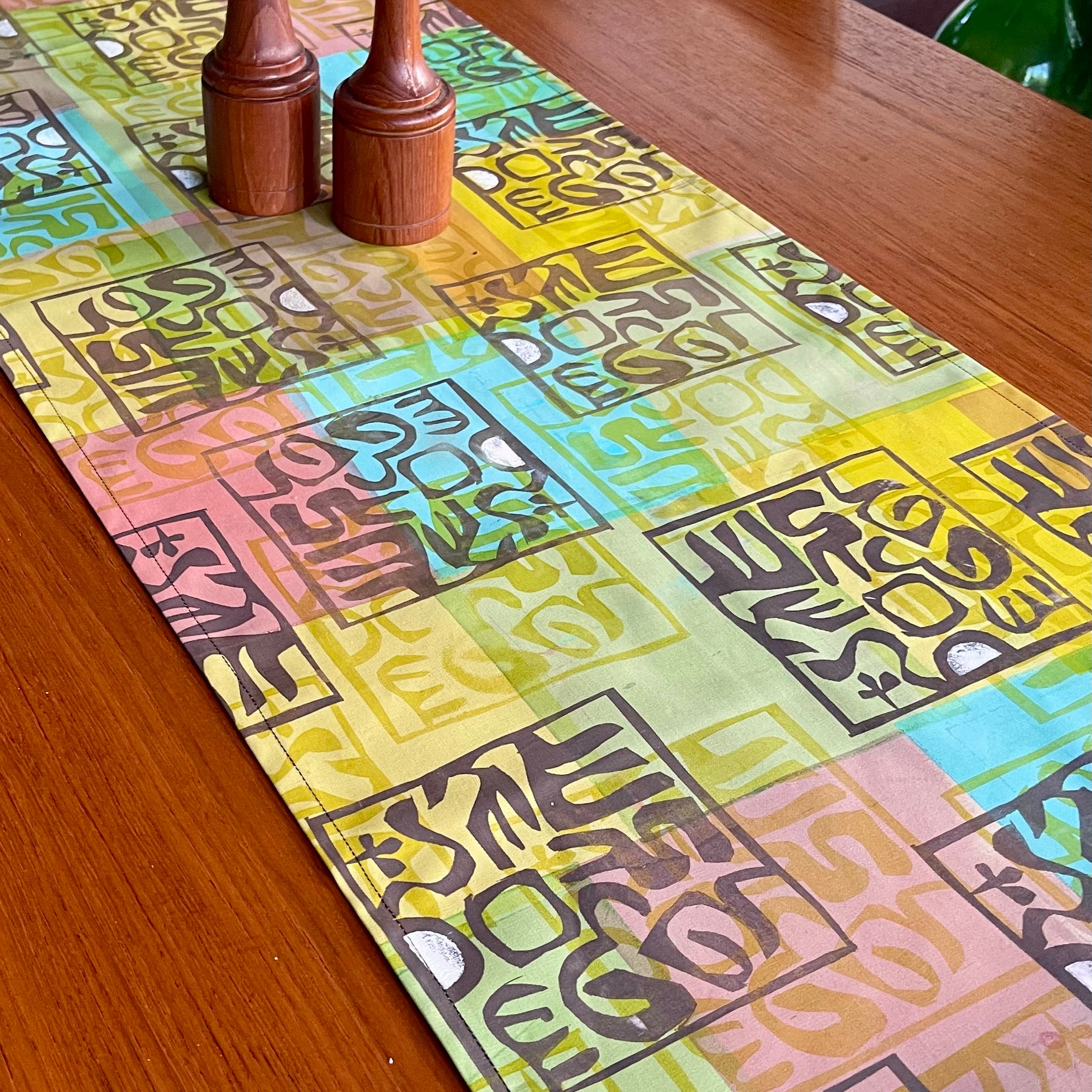 Table runner - Line bronze turquoise motif design