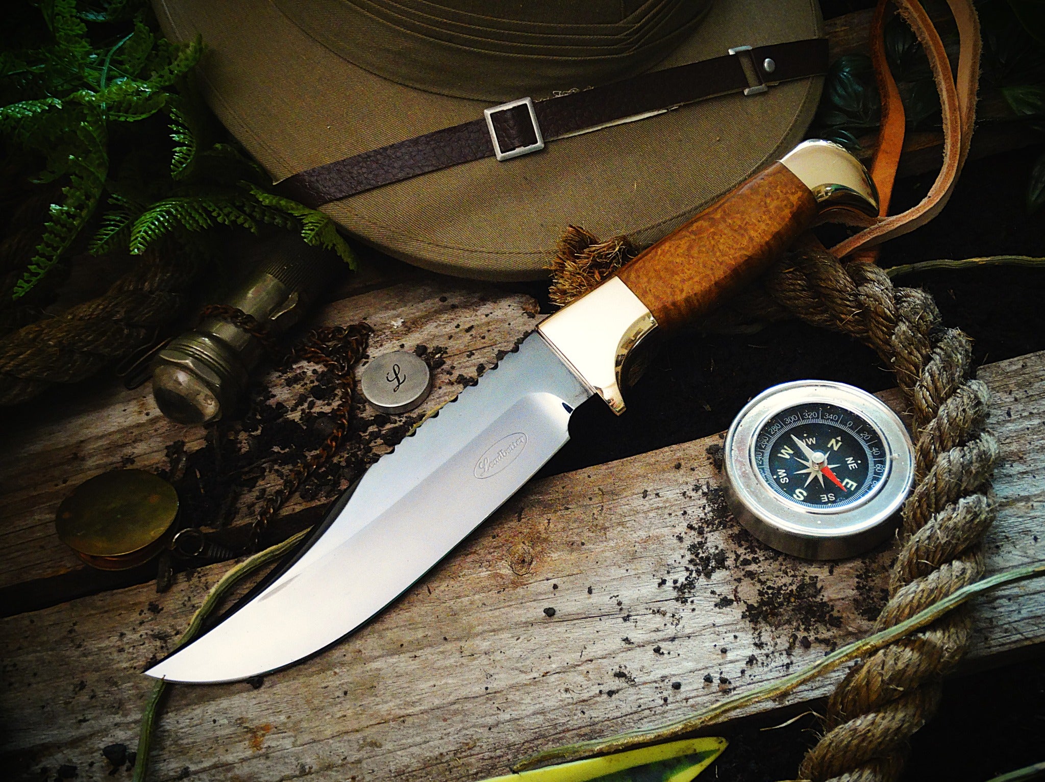 Bowie knife, leather sheath, Burl timber