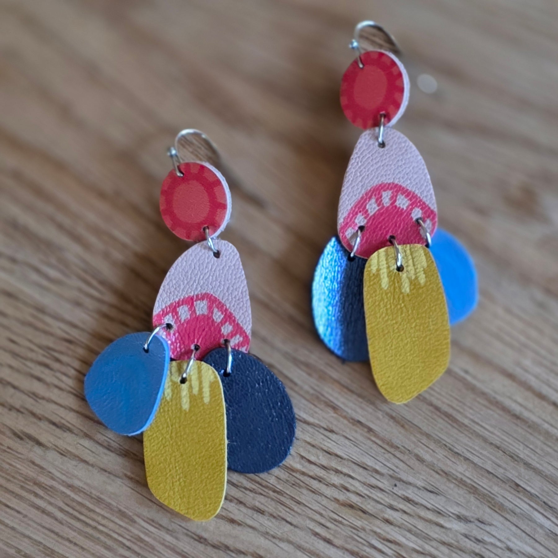 Audace Musa Leather Earrings – Blueberry Mustard