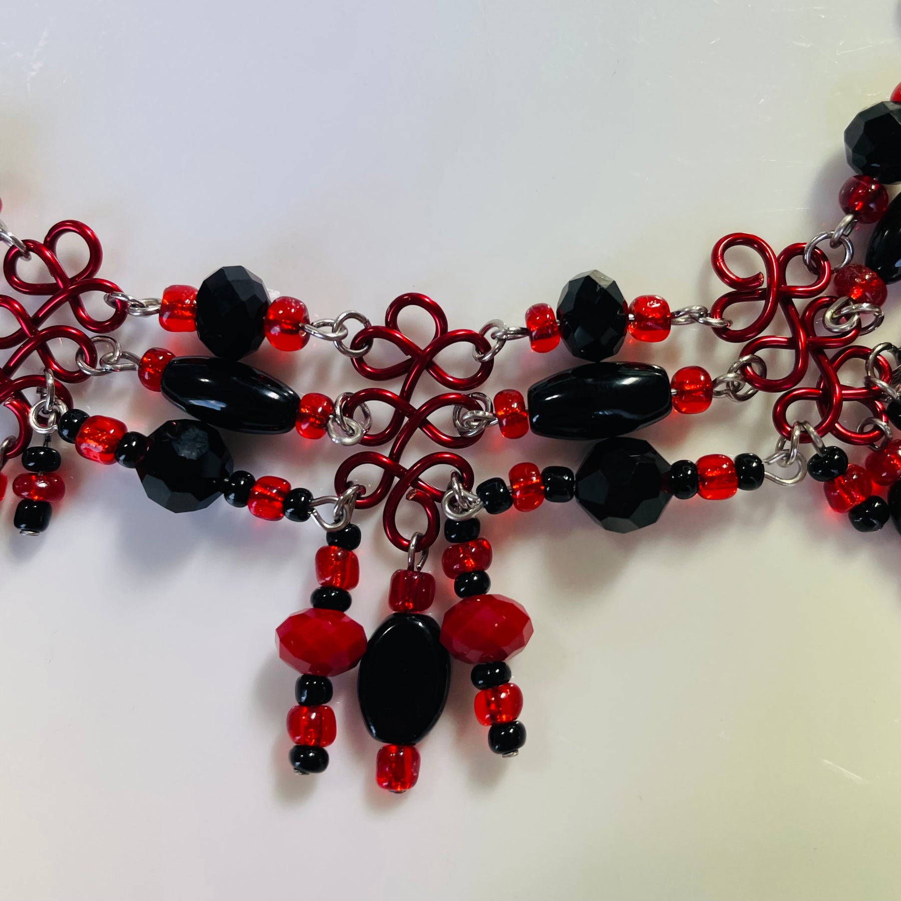 Smart Vibrant Red/Black Choker Necklace with Wire and Agate/Glass