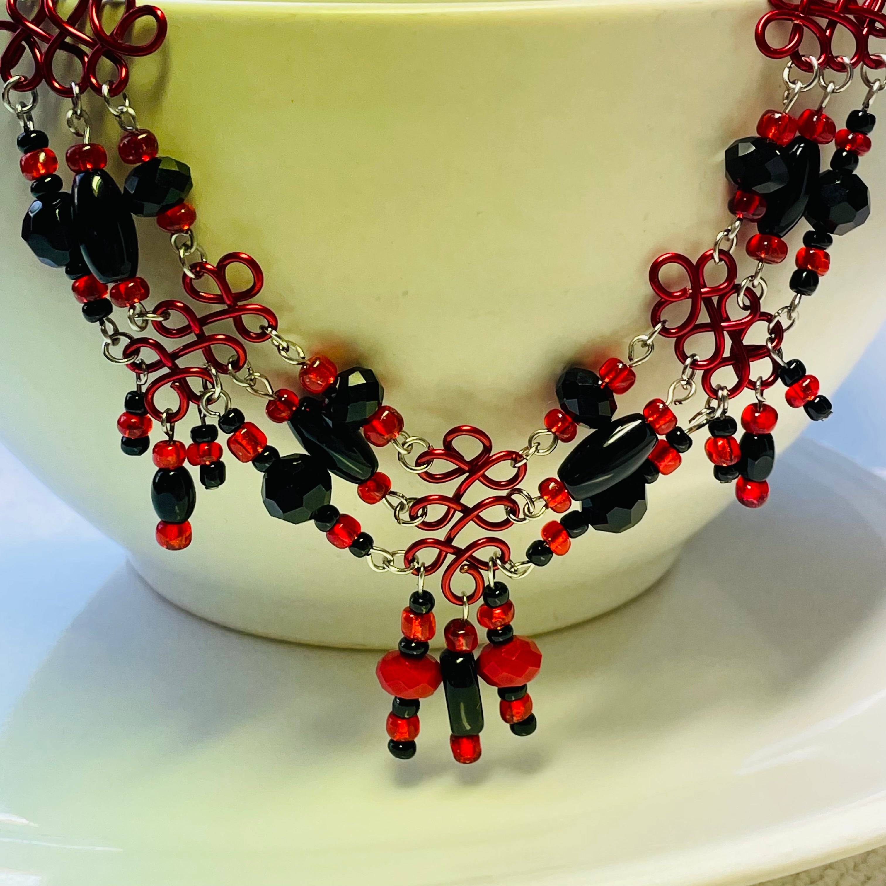 Smart Vibrant Red/Black Choker Necklace with Wire and Agate/Glass