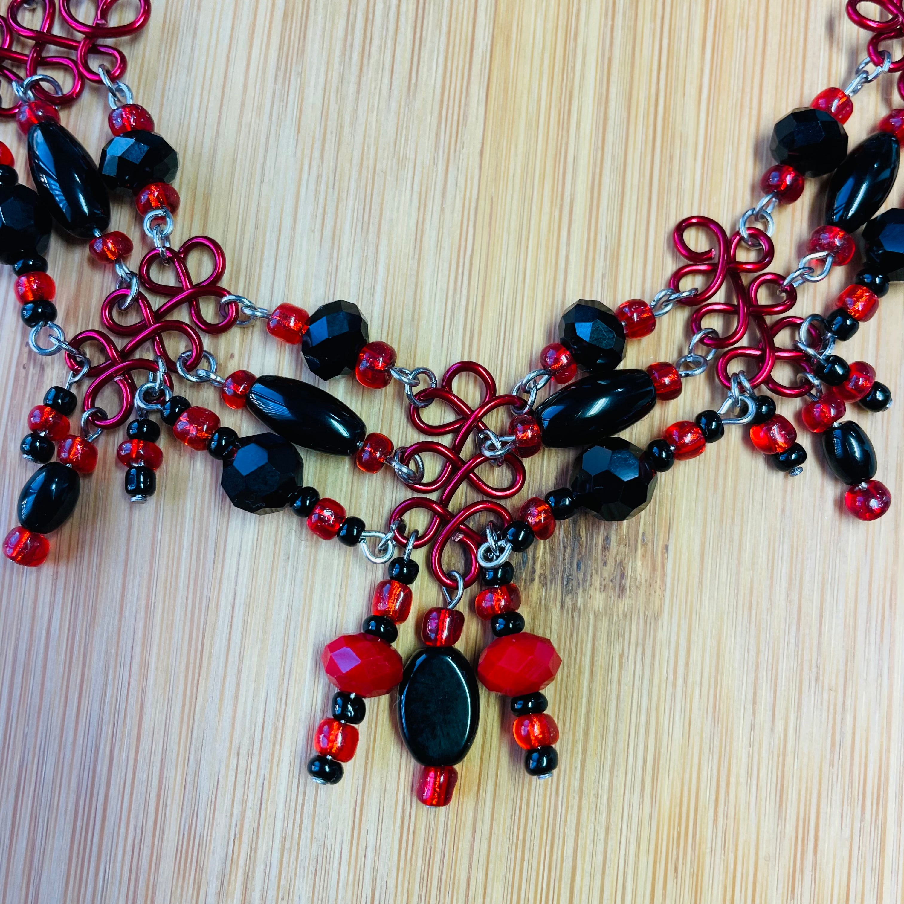 Smart Vibrant Red/Black Choker Necklace with Wire and Agate/Glass