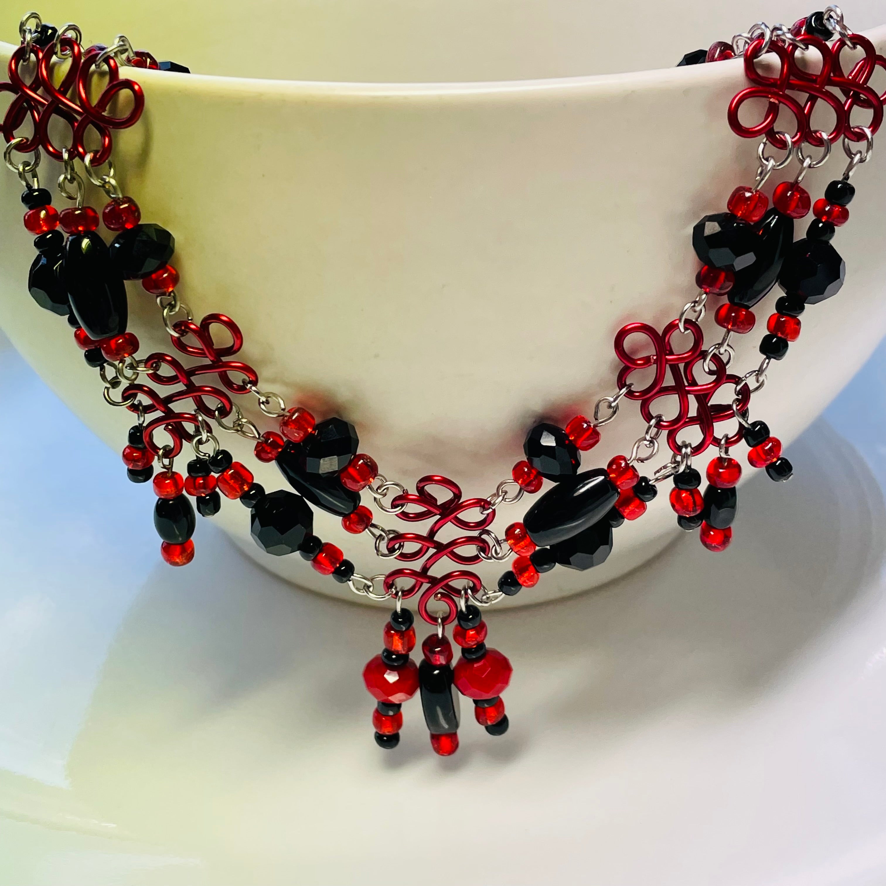 Smart Vibrant Red/Black Choker Necklace with Wire and Agate/Glass