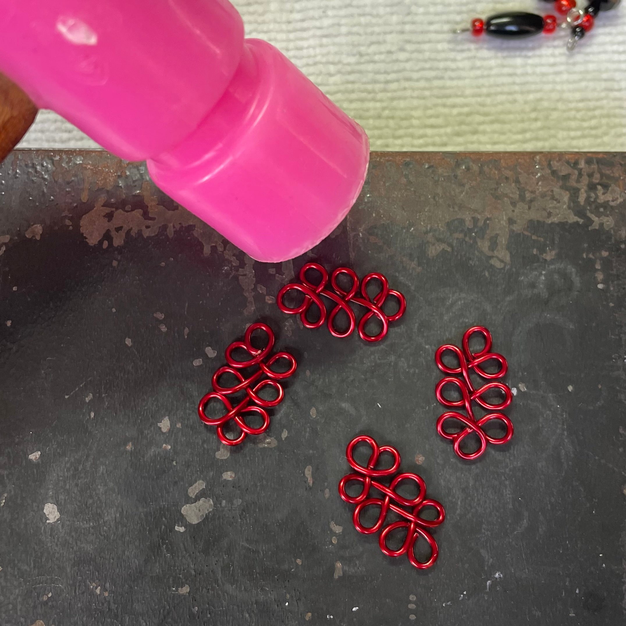 Smart Vibrant Red/Black Choker Necklace with Wire and Agate/Glass