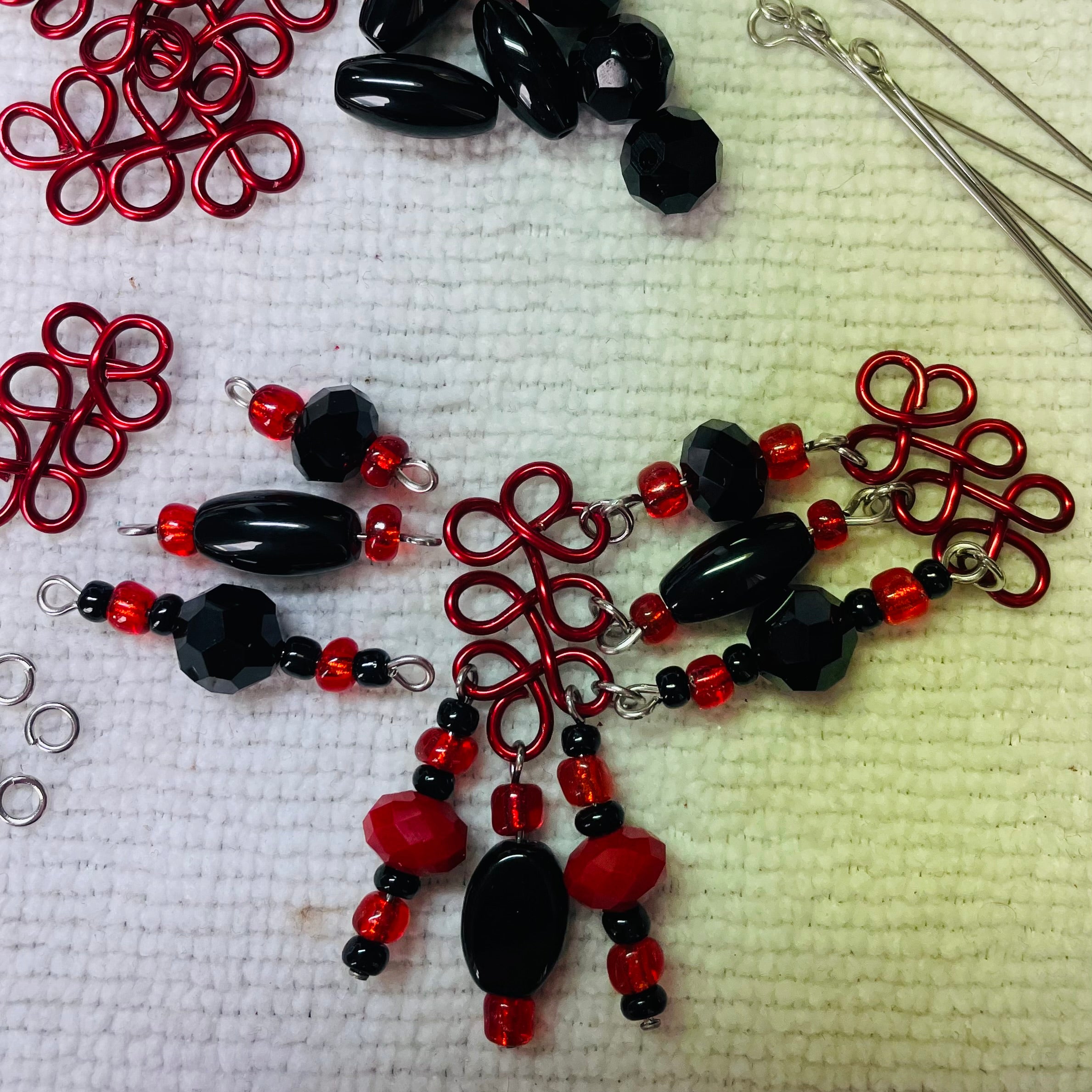 Smart Vibrant Red/Black Choker Necklace with Wire and Agate/Glass