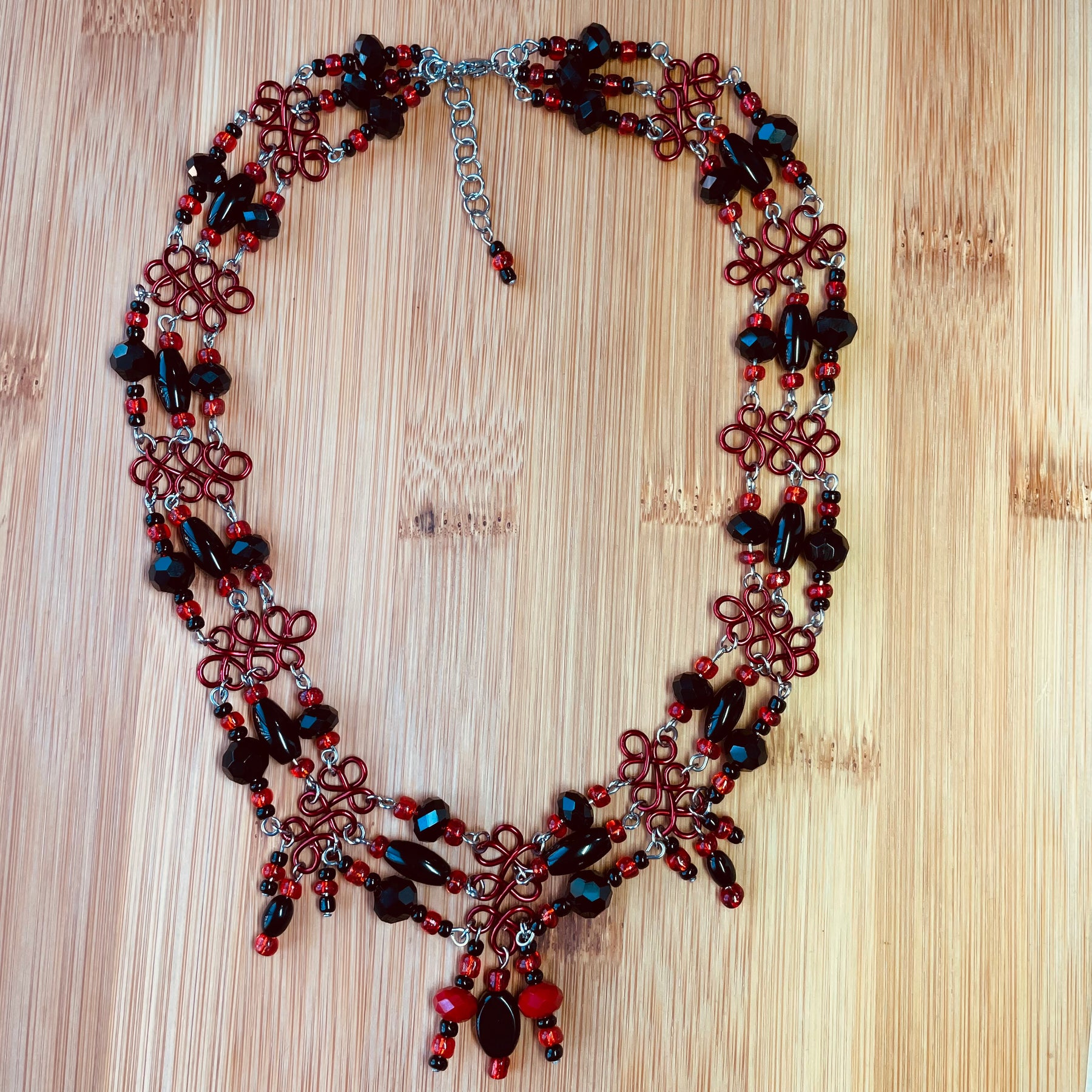 Smart Vibrant Red/Black Choker Necklace with Wire and Agate/Glass