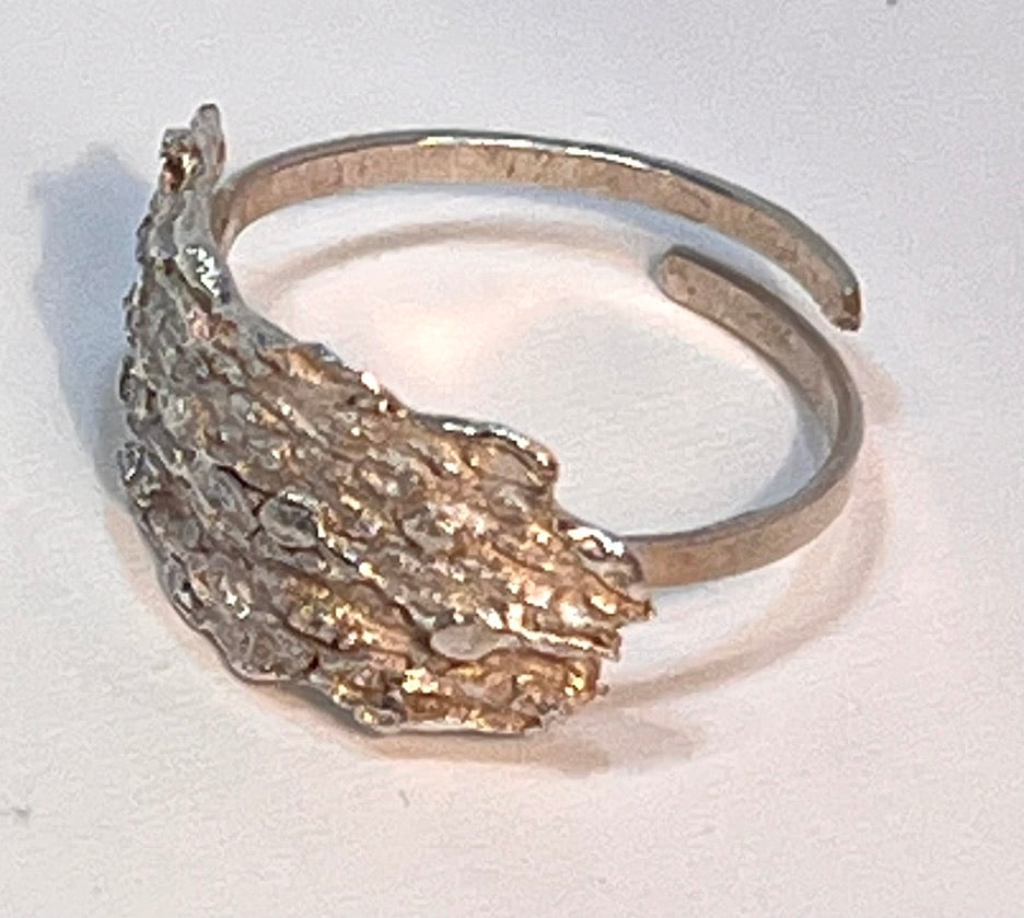 Textured adjustable ring