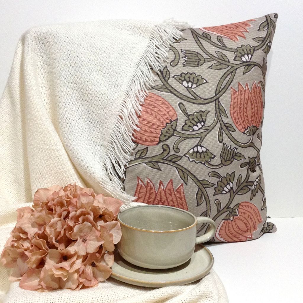 Elegant Native Floral Cushion Cover – Vintage Retro Style 45x45cm.