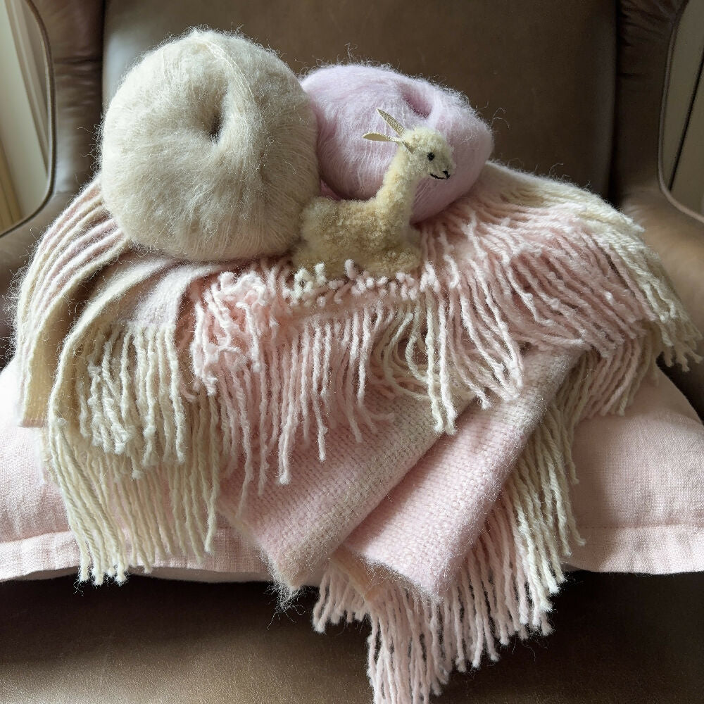 Scarf-yarn-leather-lounge-handwoven-pink-alpaca-toy