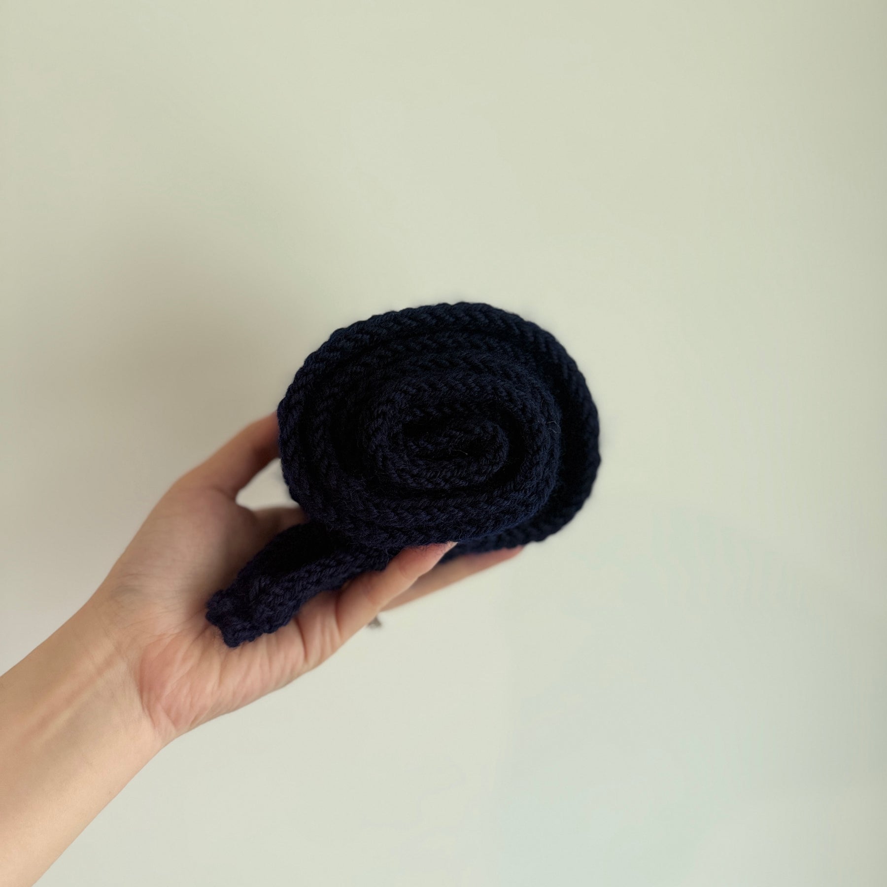 Knitted sophie scarf in navy blue