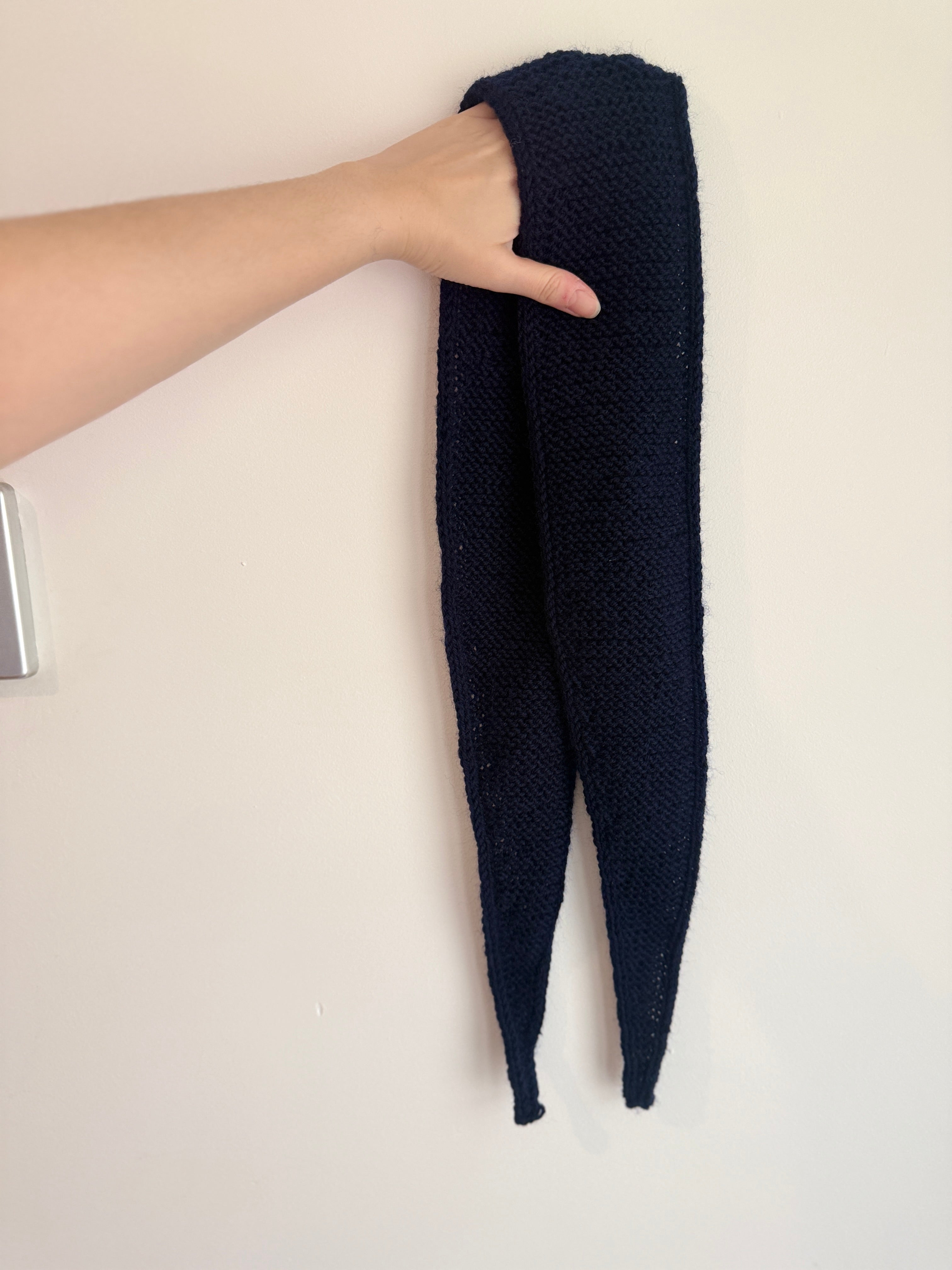 Knitted sophie scarf in navy blue