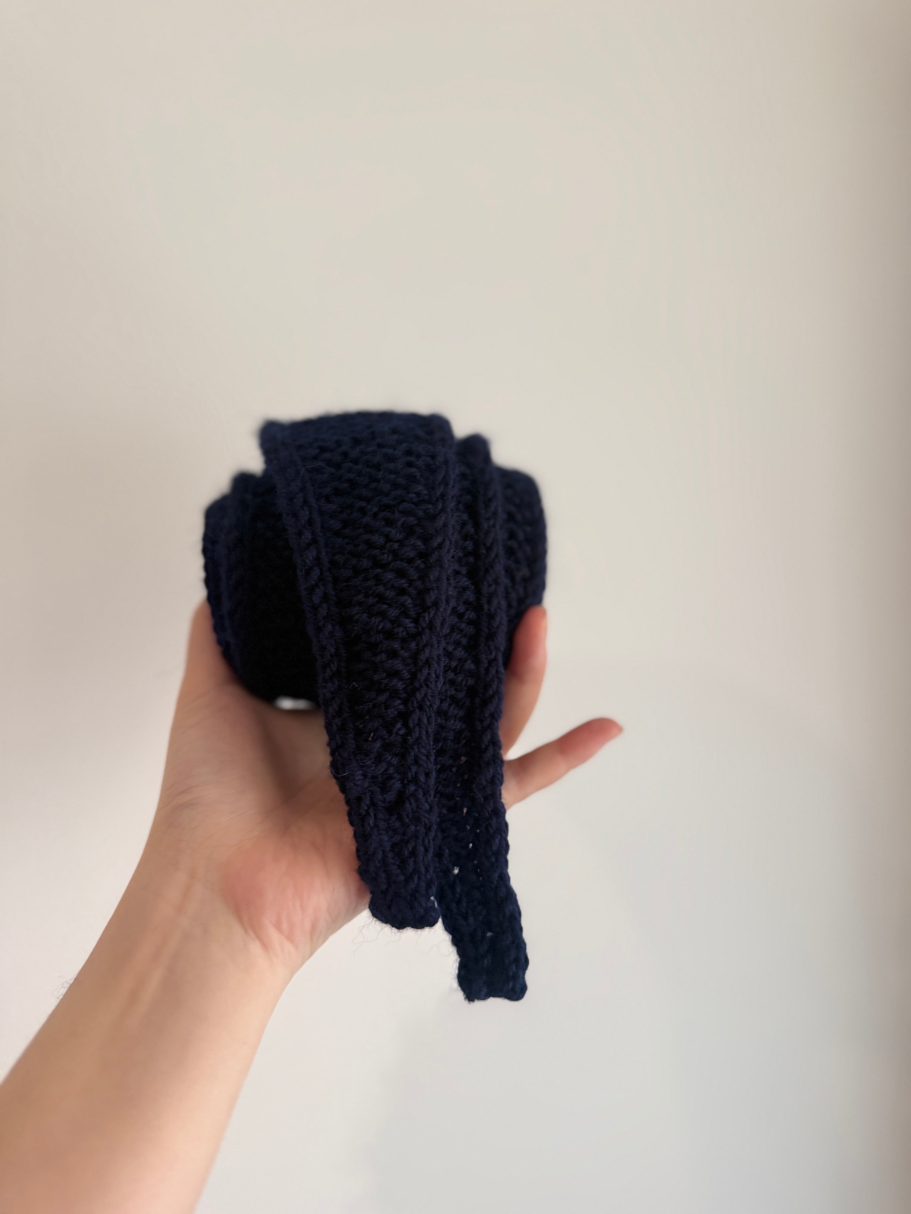 Knitted sophie scarf in navy blue