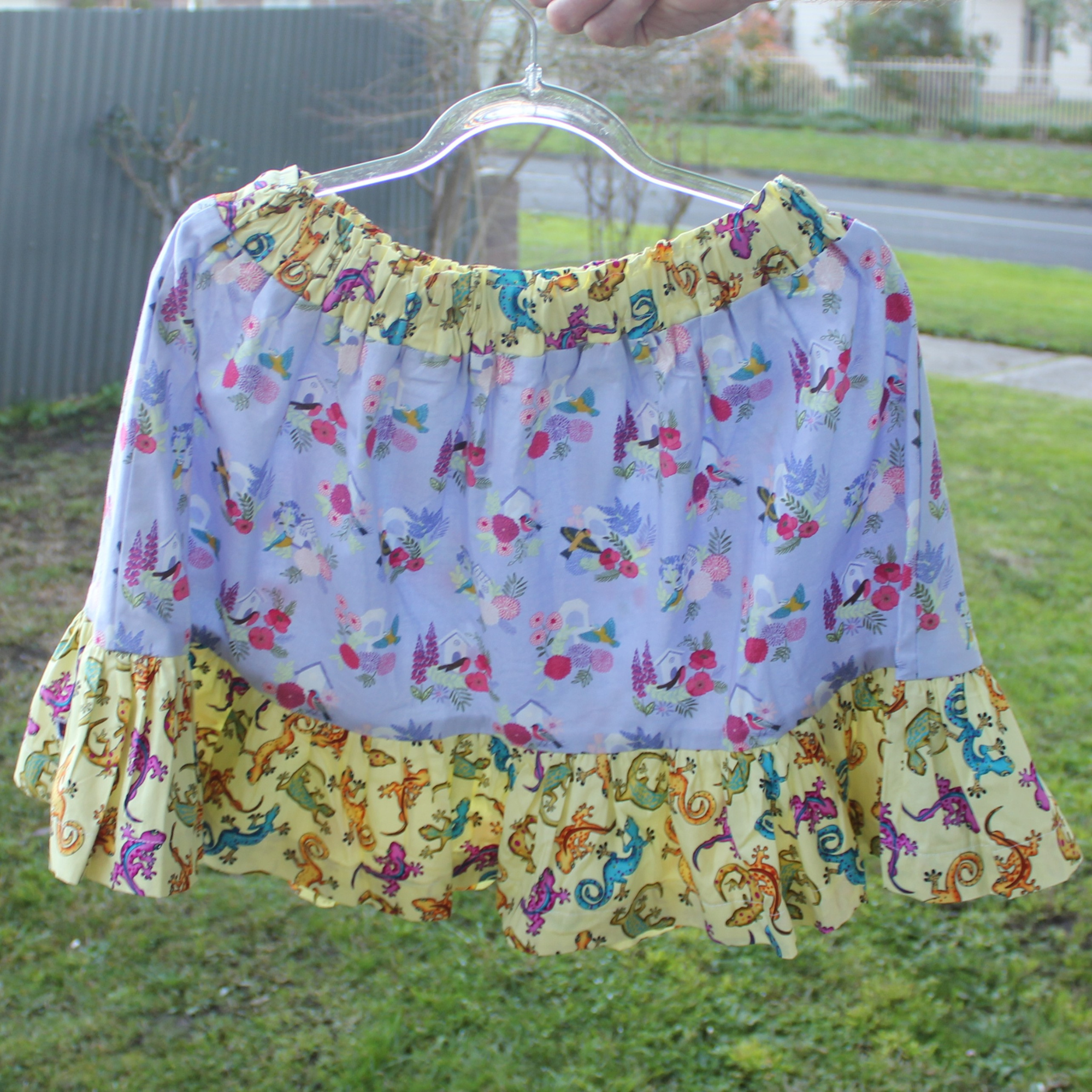Womens Size Small. Short Skirt, Lizards/Country Floral.