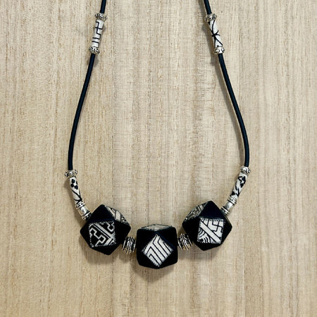 Short Black & White chunky necklace -