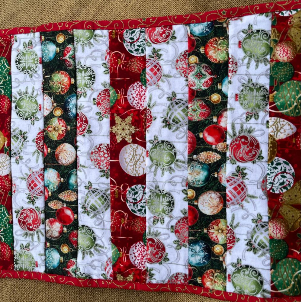 Christmas table runner | Reversible | Christmas Baubles