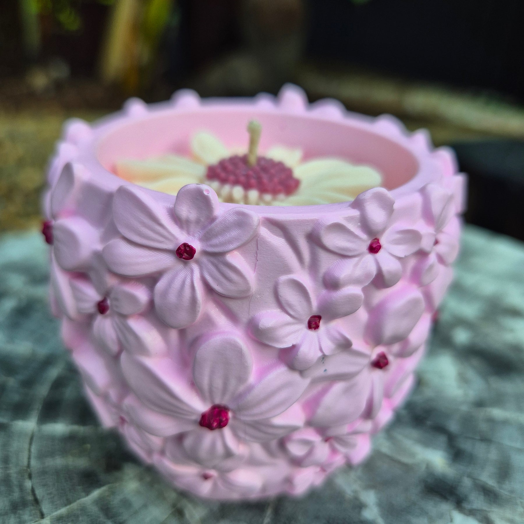 Concrete soy wax 3D daisy tub candle scented with gardenia
