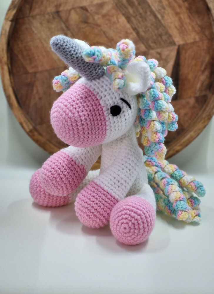 Unicorn (pink hooves) 2