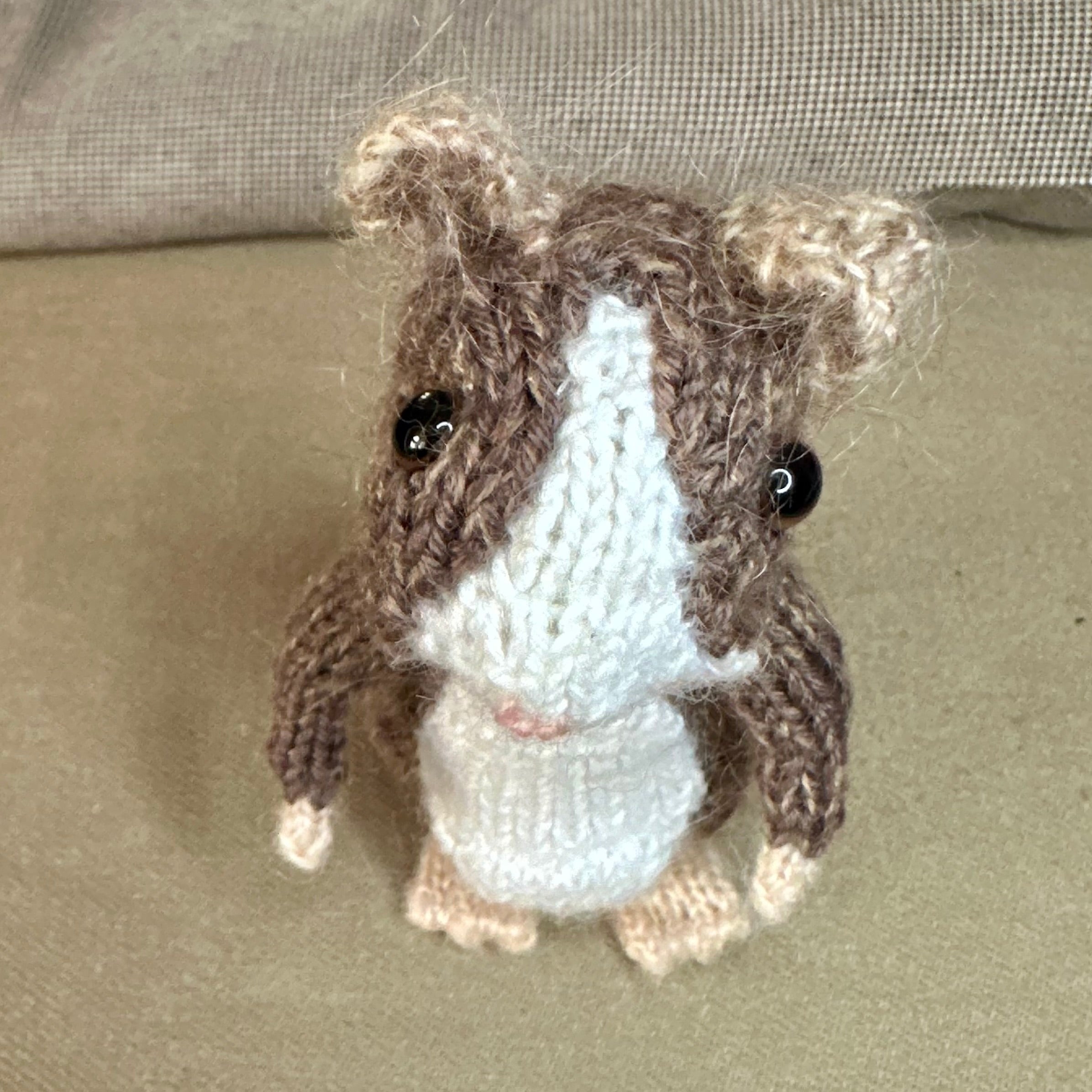 Poseable Guinea Pig Fibre Art Figurine, 12cm tall