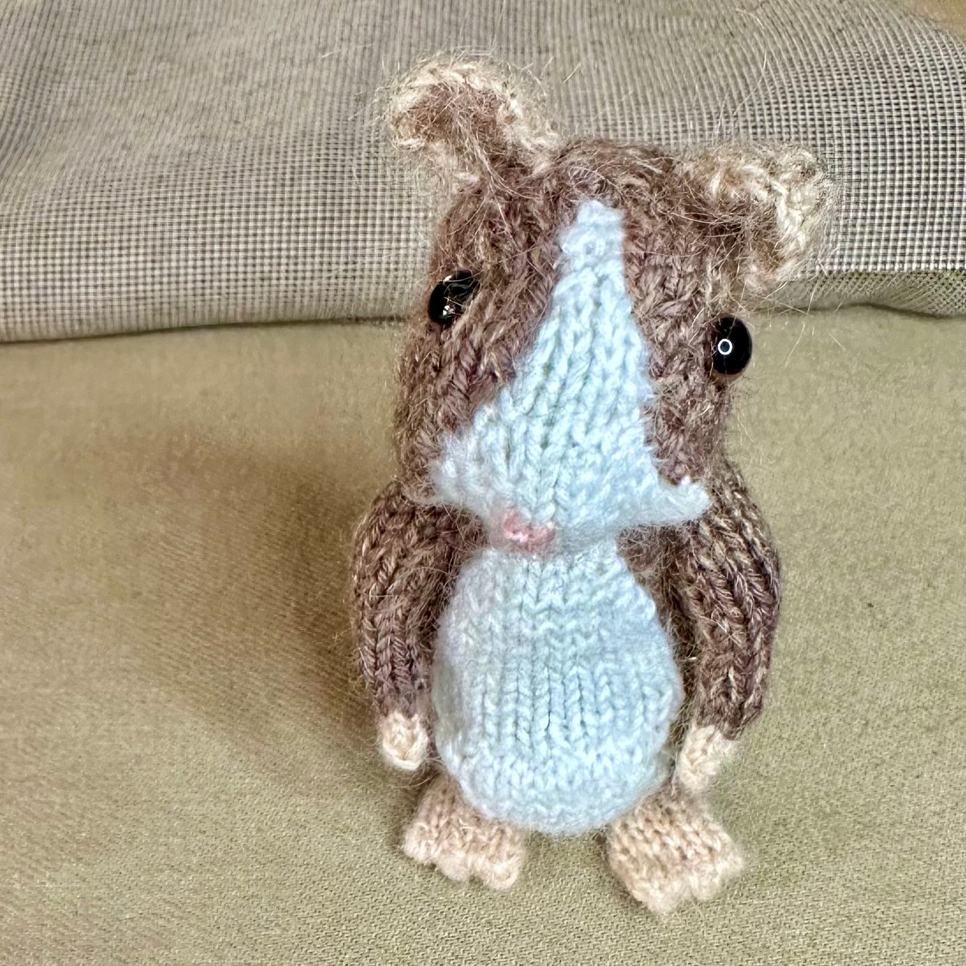 Poseable Guinea Pig Fibre Art Figurine, 12cm tall