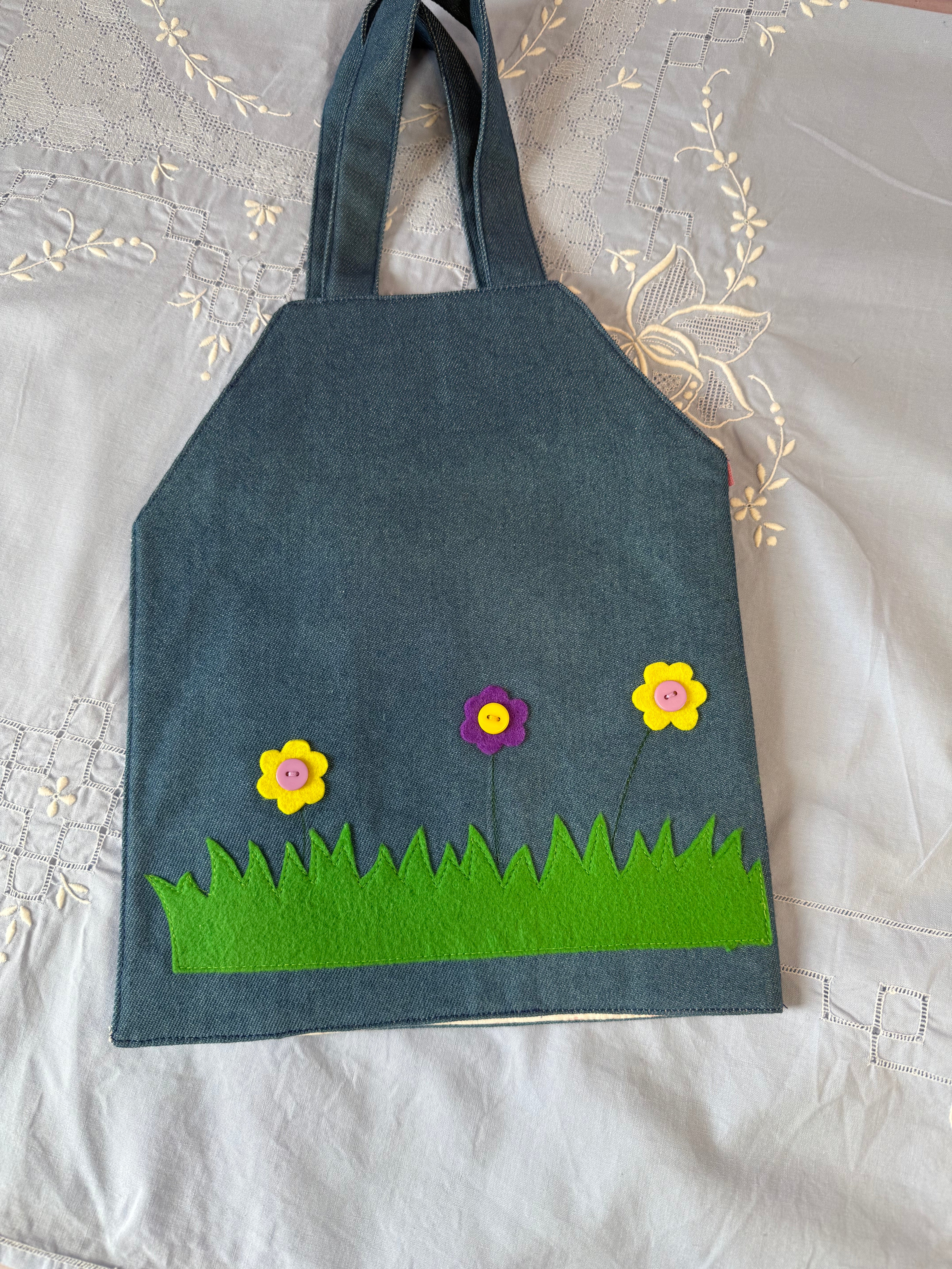 Travel Dollhouse , pretend play , Dollhouse with dresses and doll.