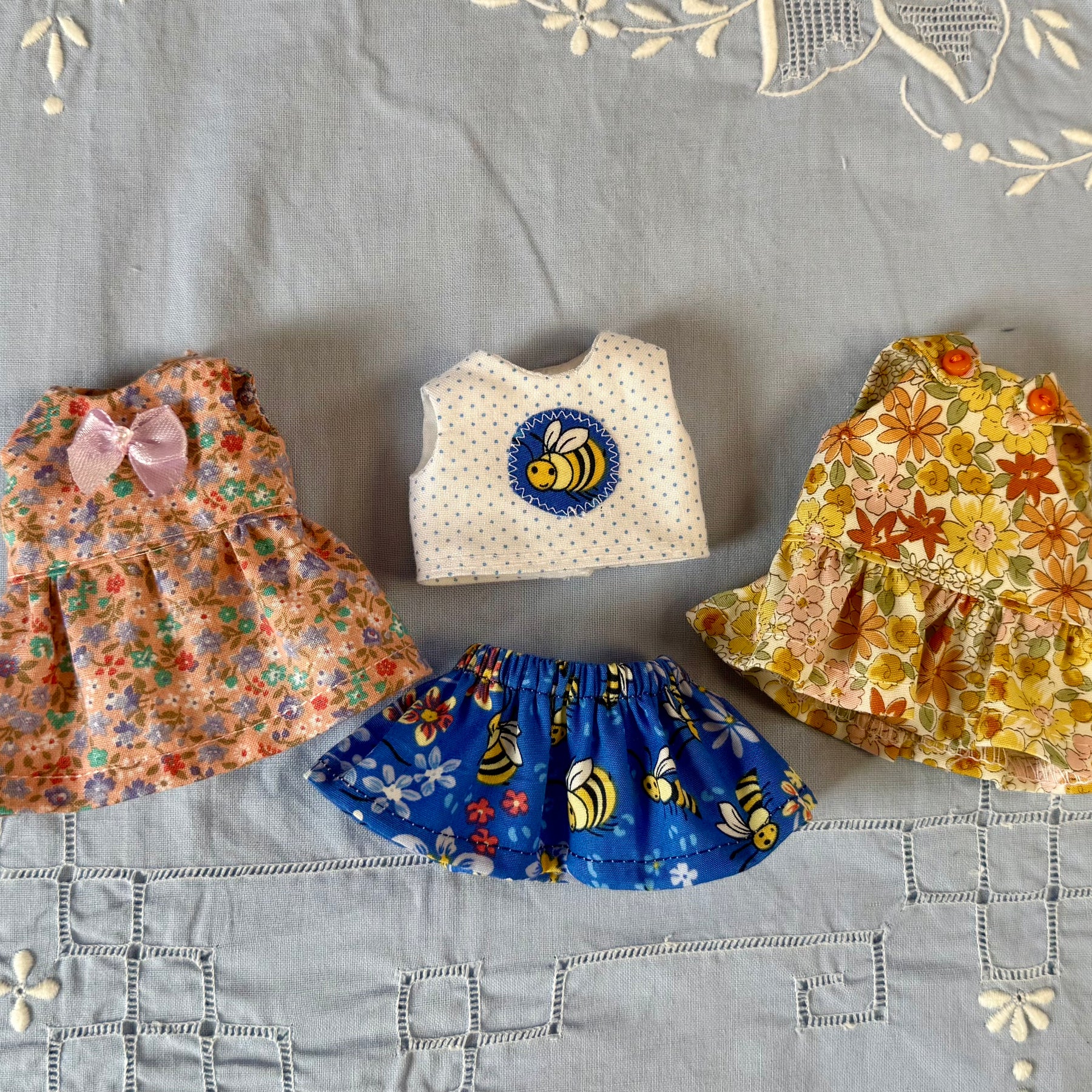 Travel Dollhouse , pretend play , Dollhouse with dresses and doll.