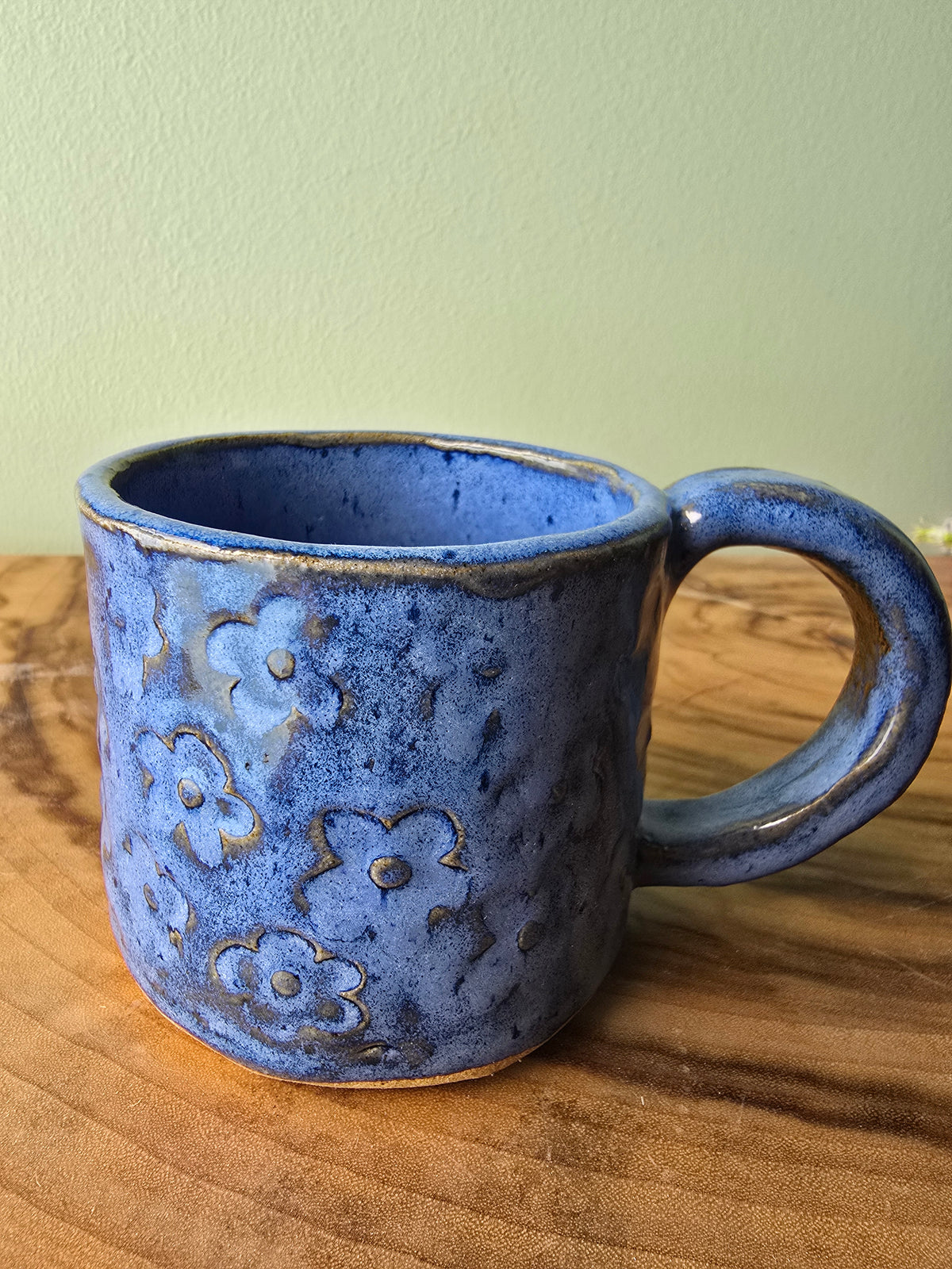 Cornflower blue daisy cup