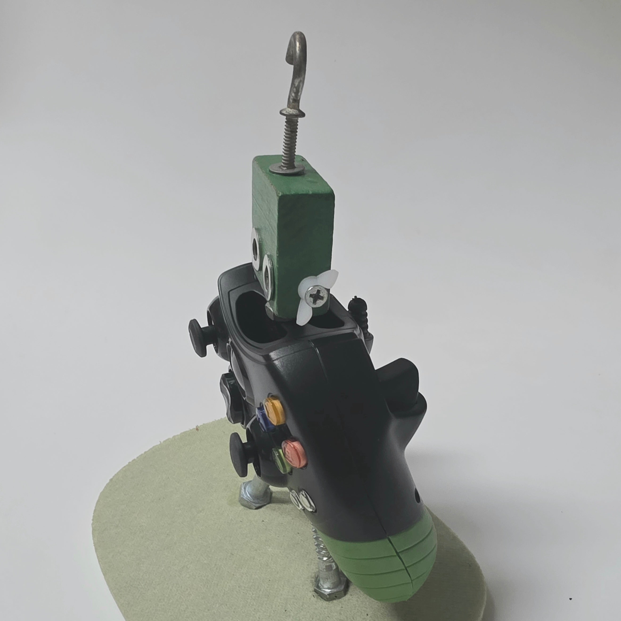 Remade, Reimagined: Upcycled Robot Circuito