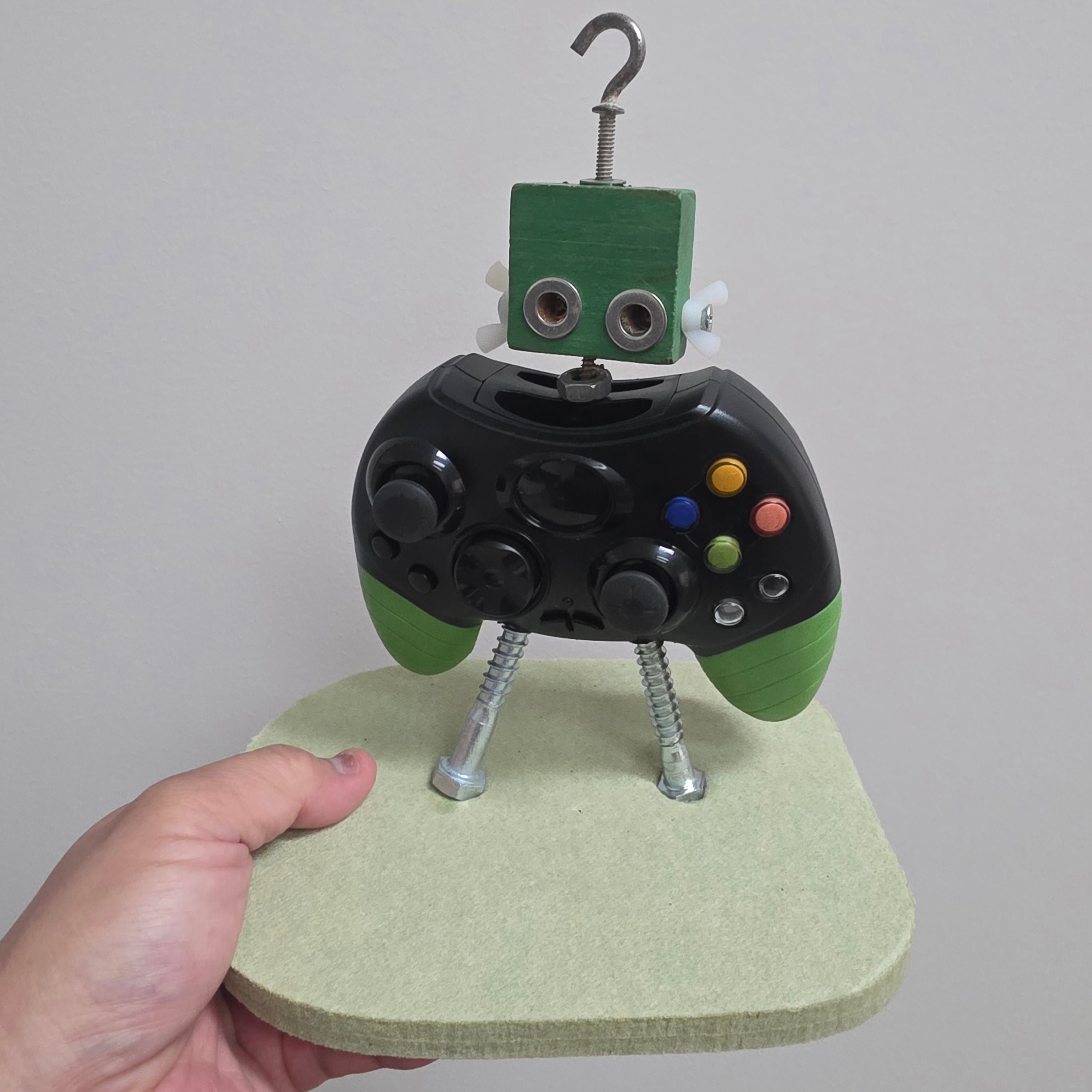 Remade, Reimagined: Upcycled Robot Circuito