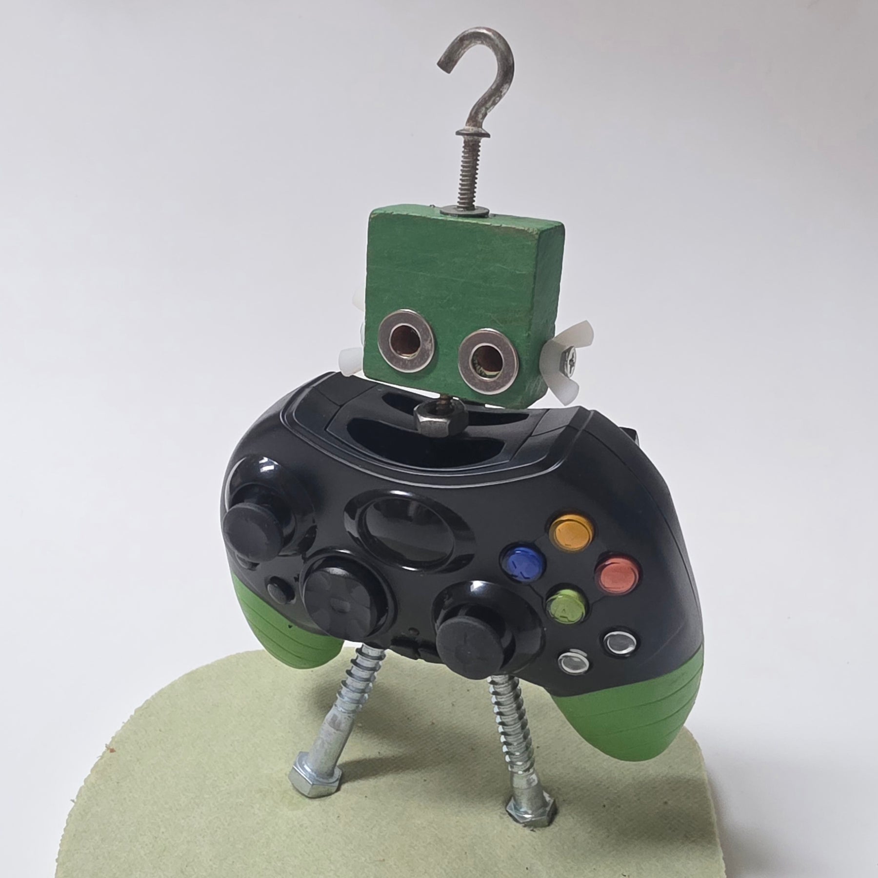 Remade, Reimagined: Upcycled Robot Circuito