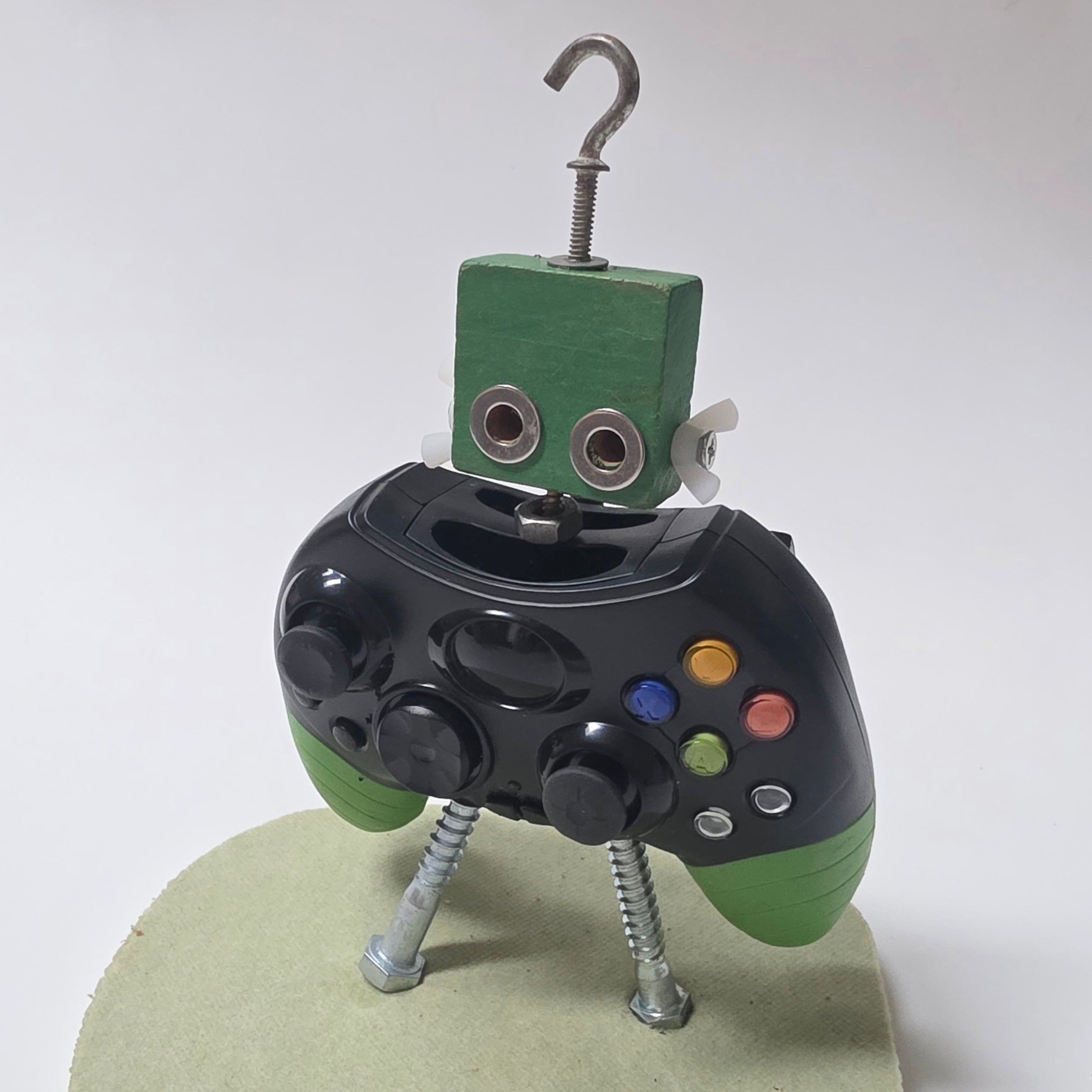 Remade, Reimagined: Upcycled Robot Circuito